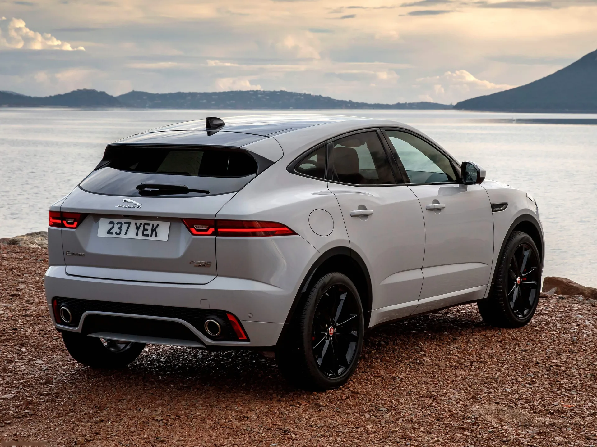 Jaguar E-Pace (2018) – zadní tříčtvrteční pohled