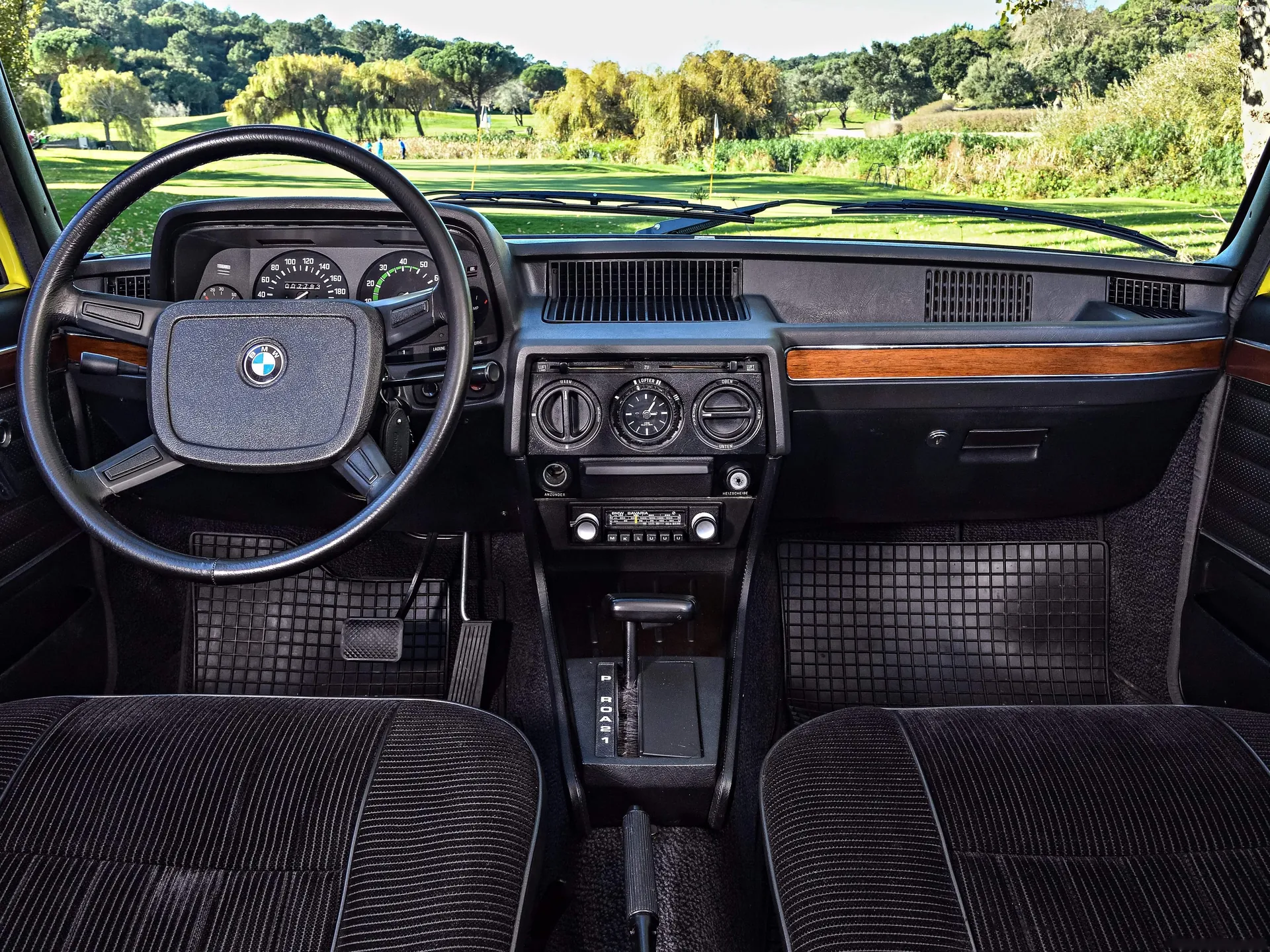 BMW 5-Series (1975) – interiér