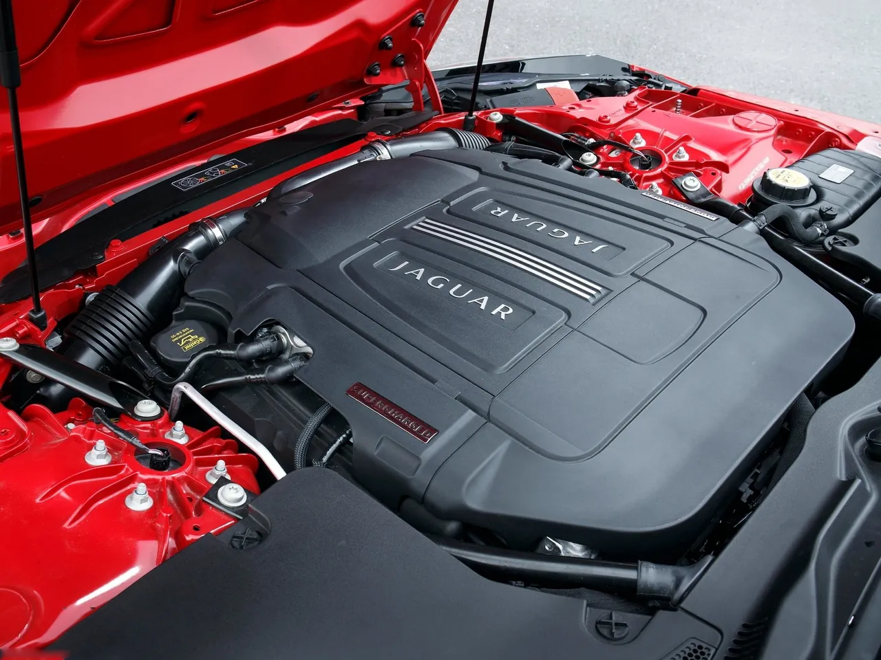 Jaguar F-Type V8 S (2014) – motorový prostor