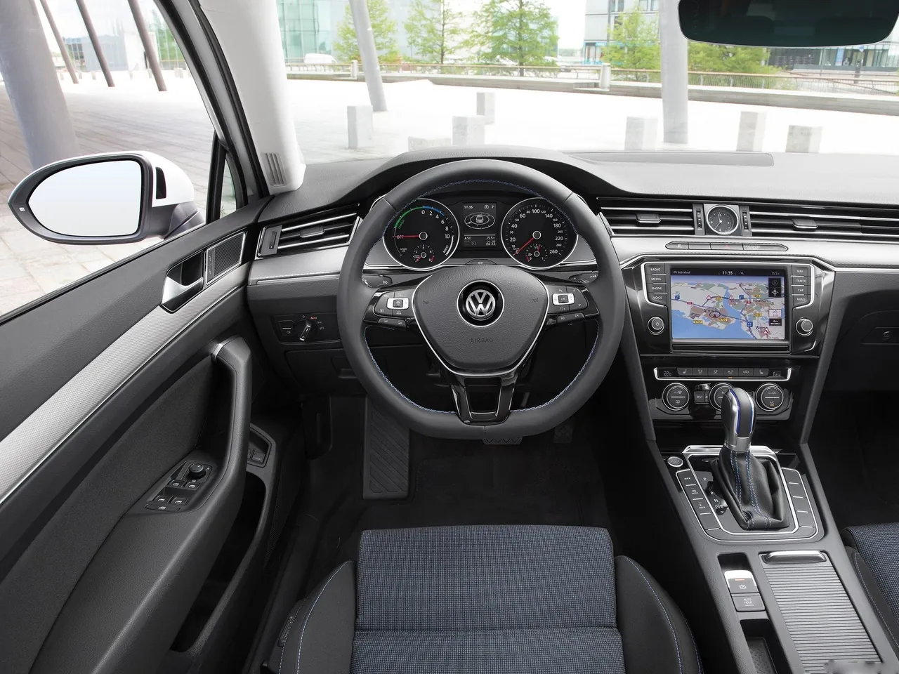 Volkswagen Passat GTE (2015) - Interior