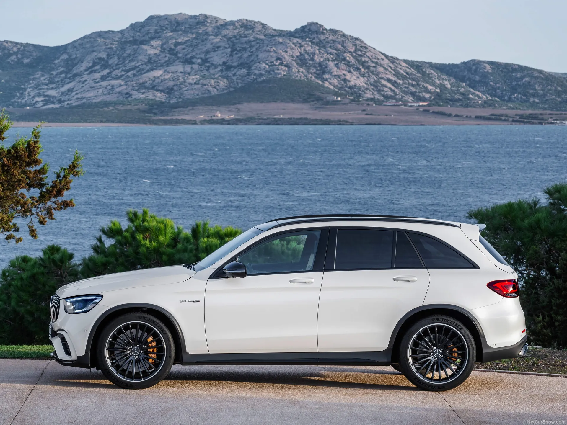 Mercedes-Benz GLC63 S AMG (2020) – boční profil