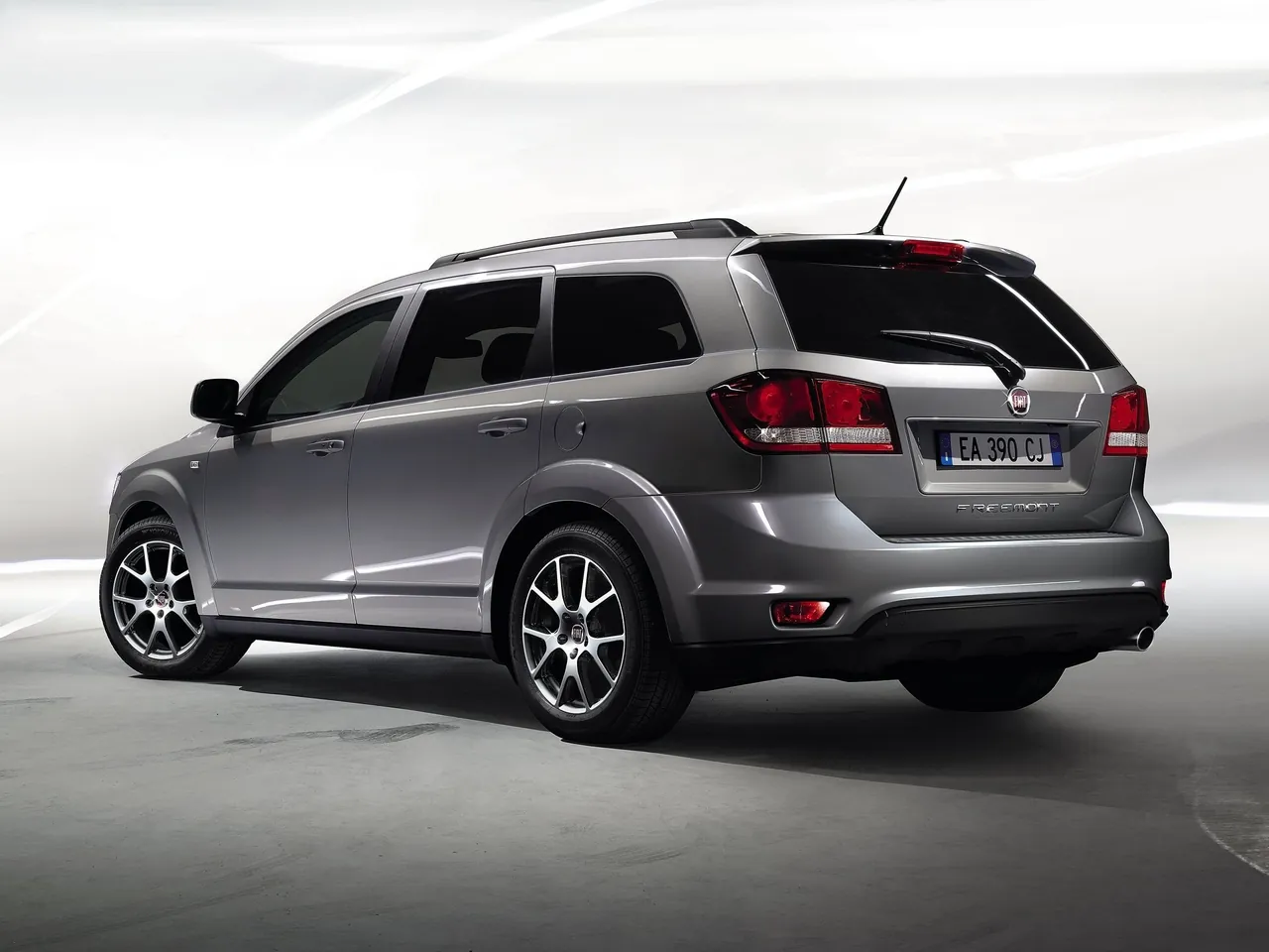 Fiat Freemont (2012) – zadní tříčtvrteční pohled