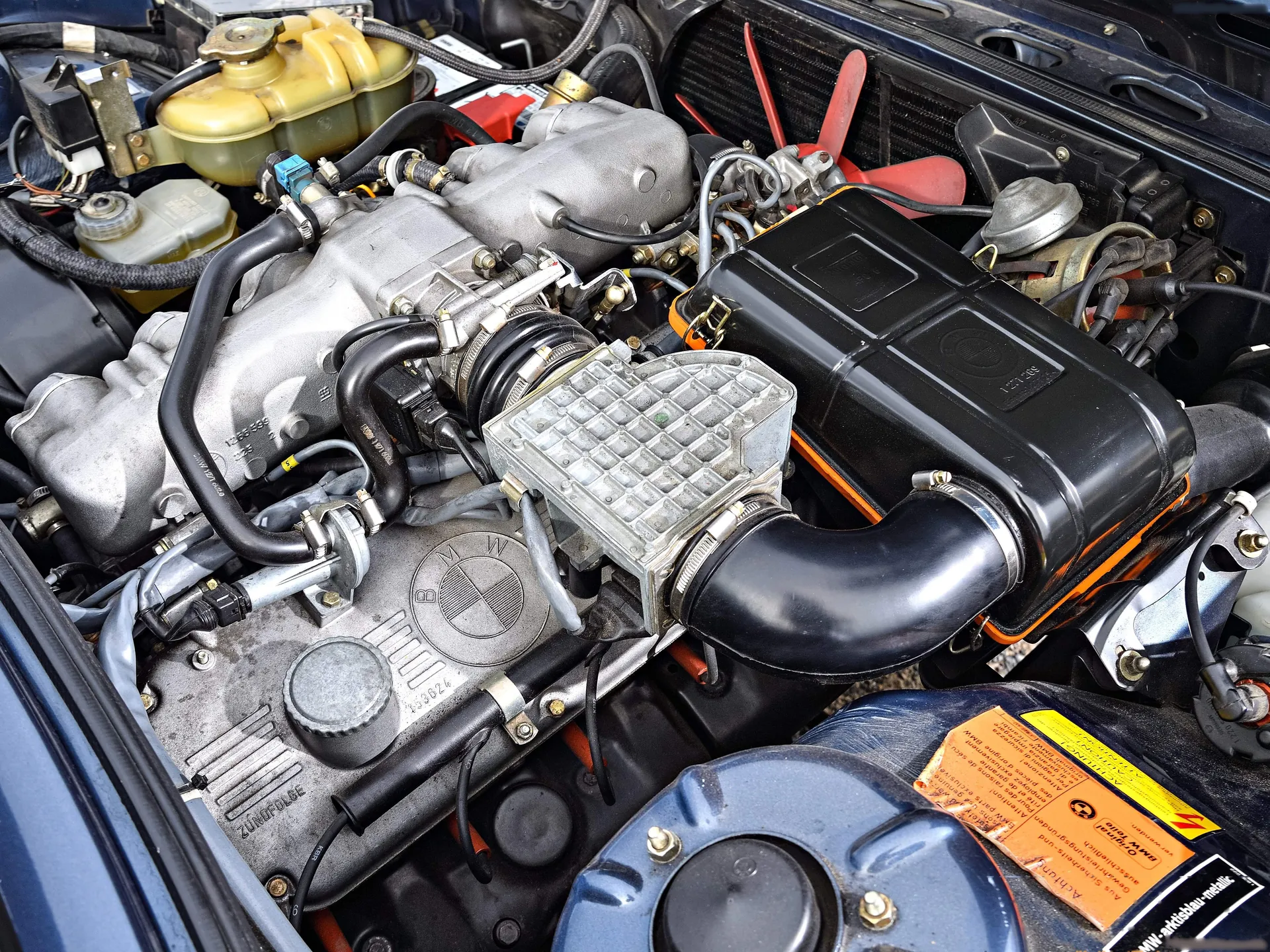 BMW M535i (1980) – motorový prostor
