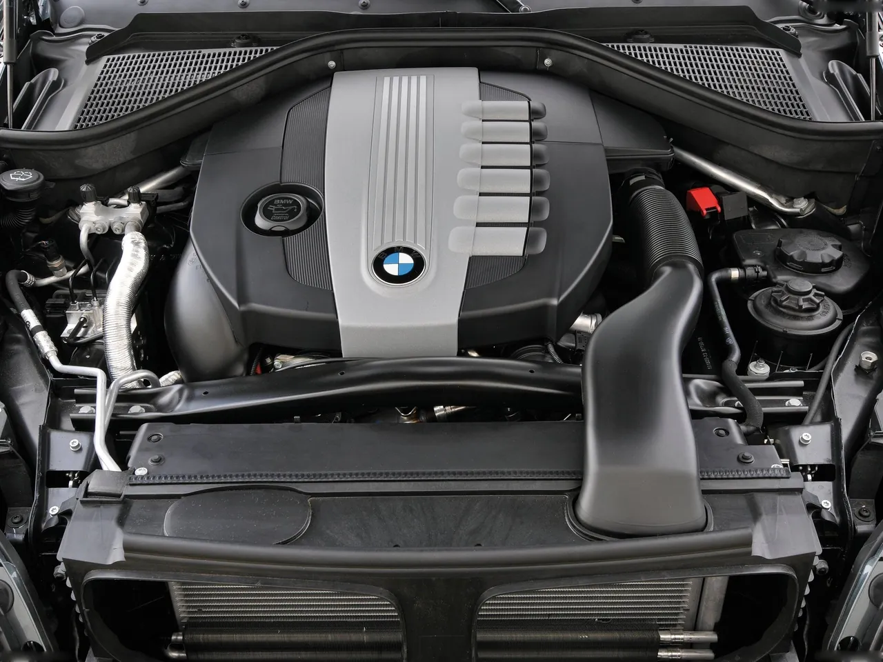 BMW X6 (2009) – motorový prostor