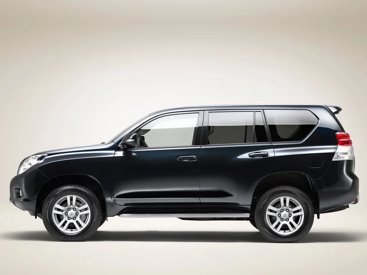 Toyota Land Cruiser (2010) – boční profil