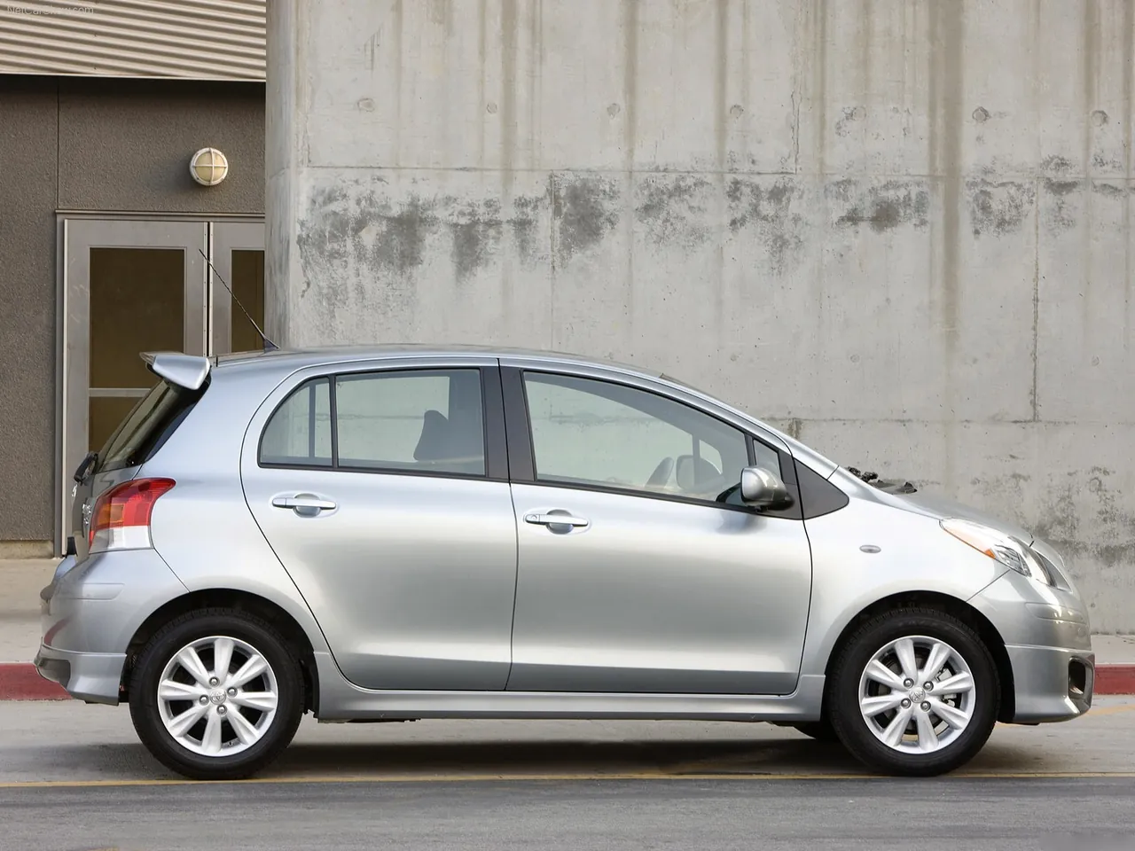Toyota Yaris 5-door (2009) – boční profil