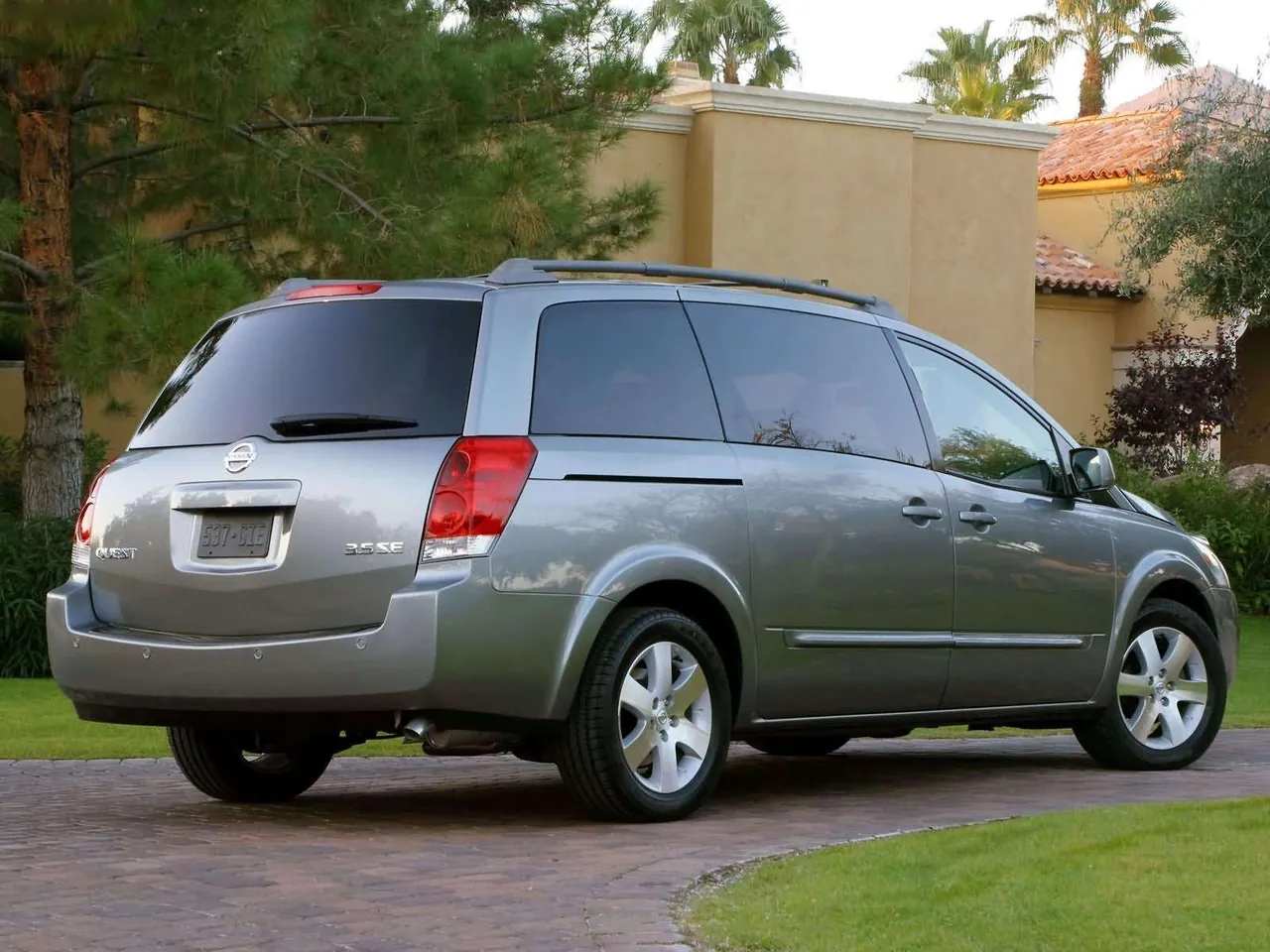 Nissan Quest (2004) – zadní tříčtvrteční pohled