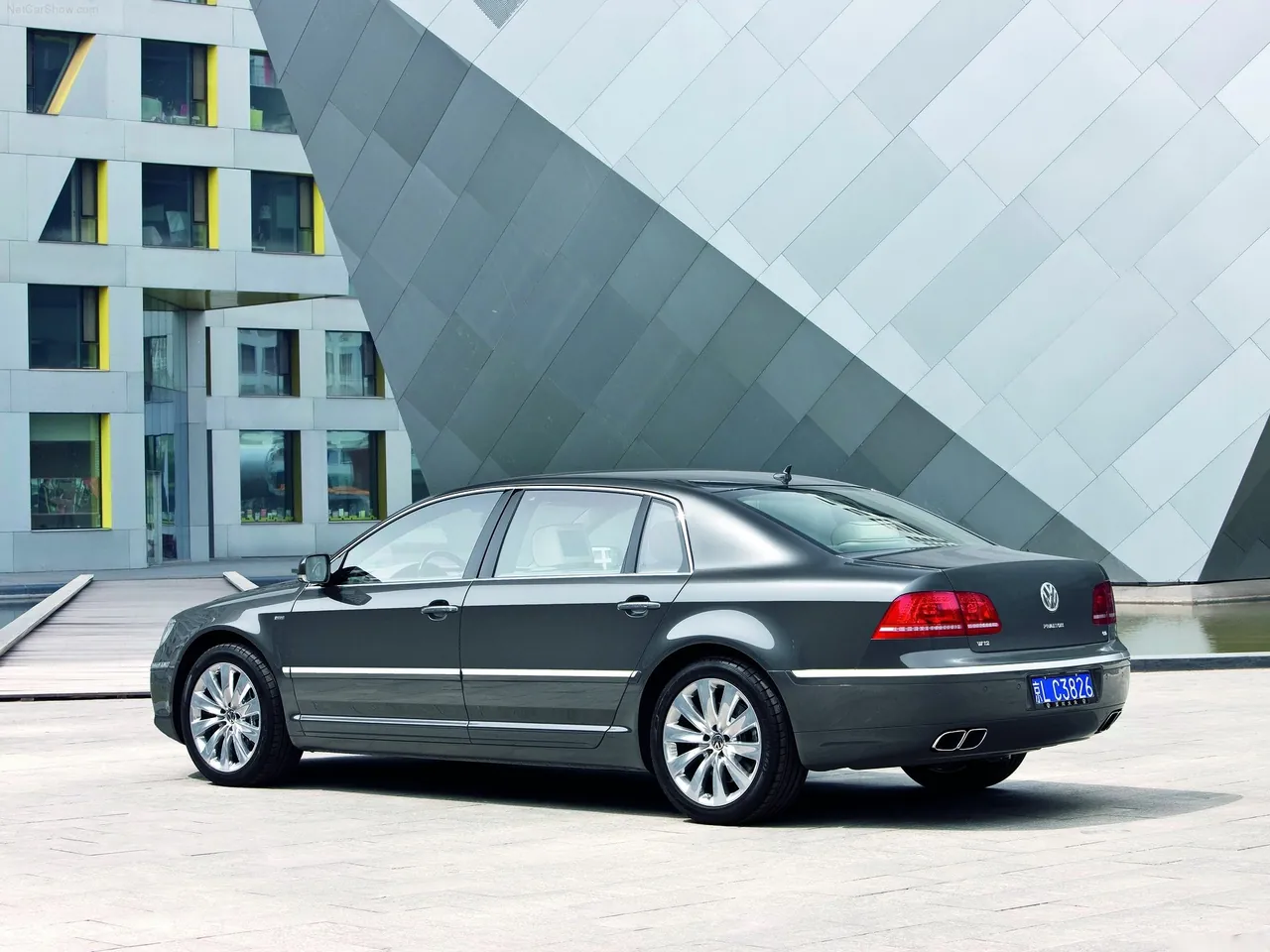 Volkswagen Phaeton (2011) - Rear Three-Quarter
