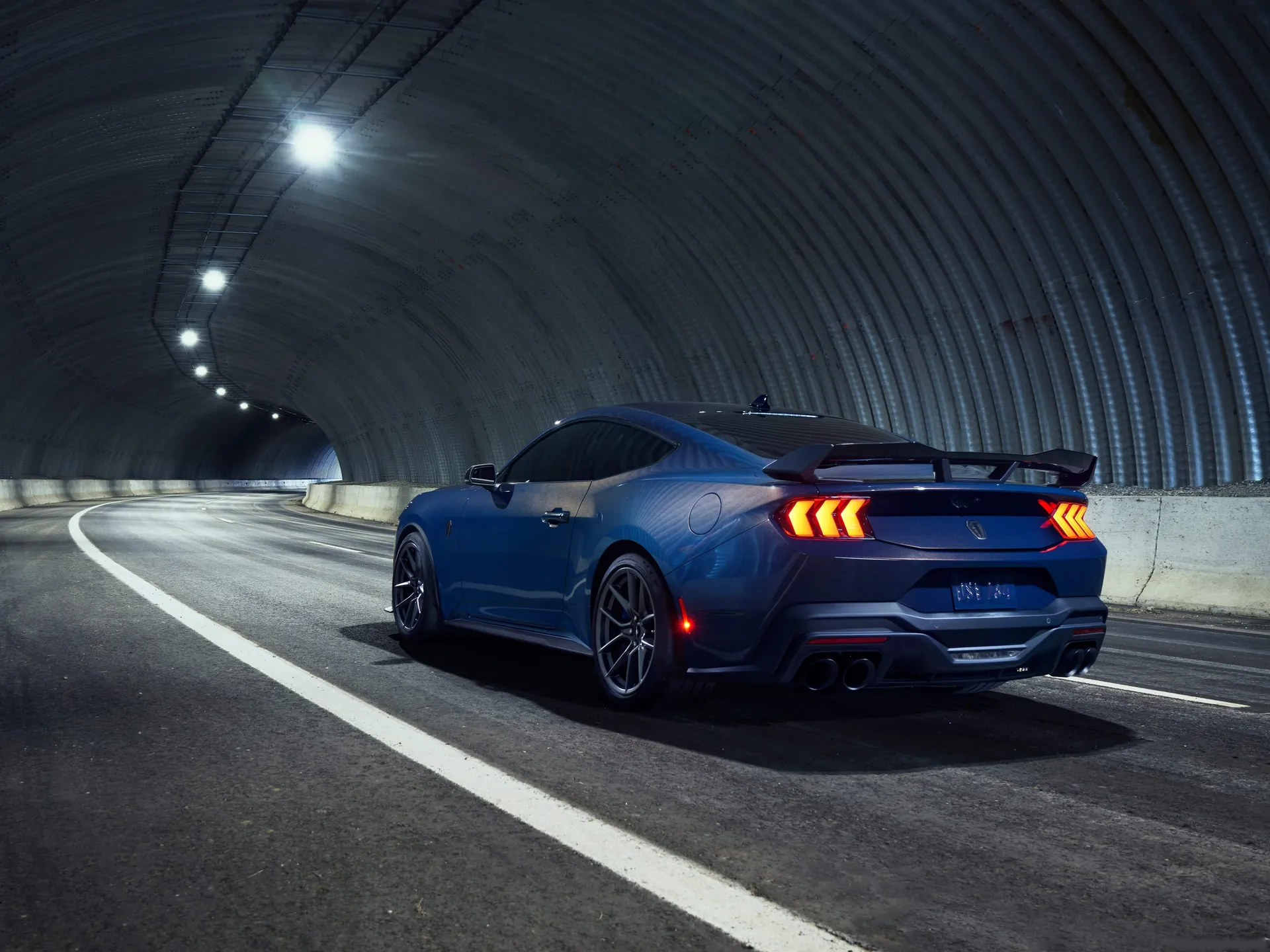 Ford Mustang Dark Horse (2024) – zadní tříčtvrteční pohled