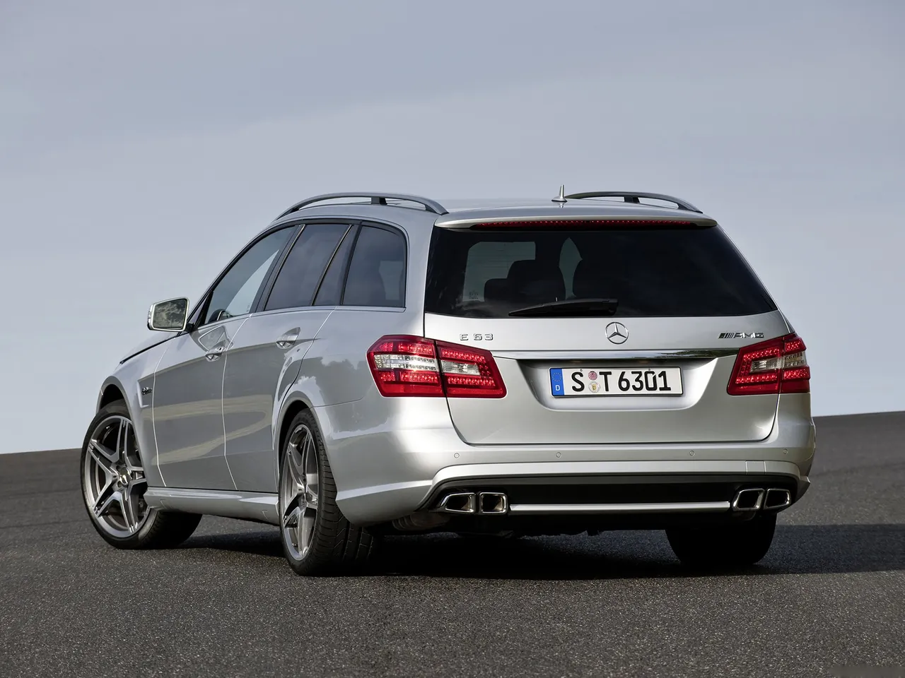Mercedes-Benz E63 AMG Estate (2010) – zadní tříčtvrteční pohled