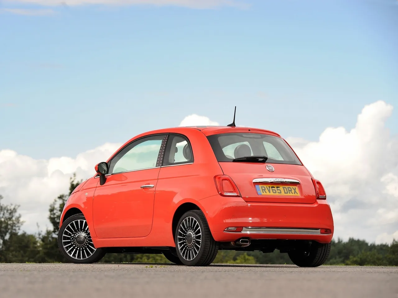 Fiat 500 (2016) – zadní tříčtvrteční pohled