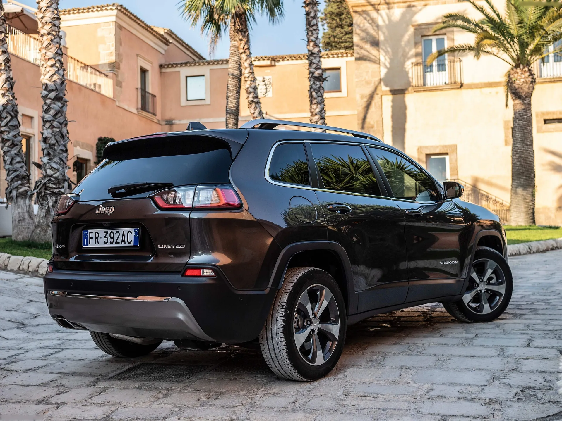 Jeep Cherokee [EU] (2019) – zadní tříčtvrteční pohled