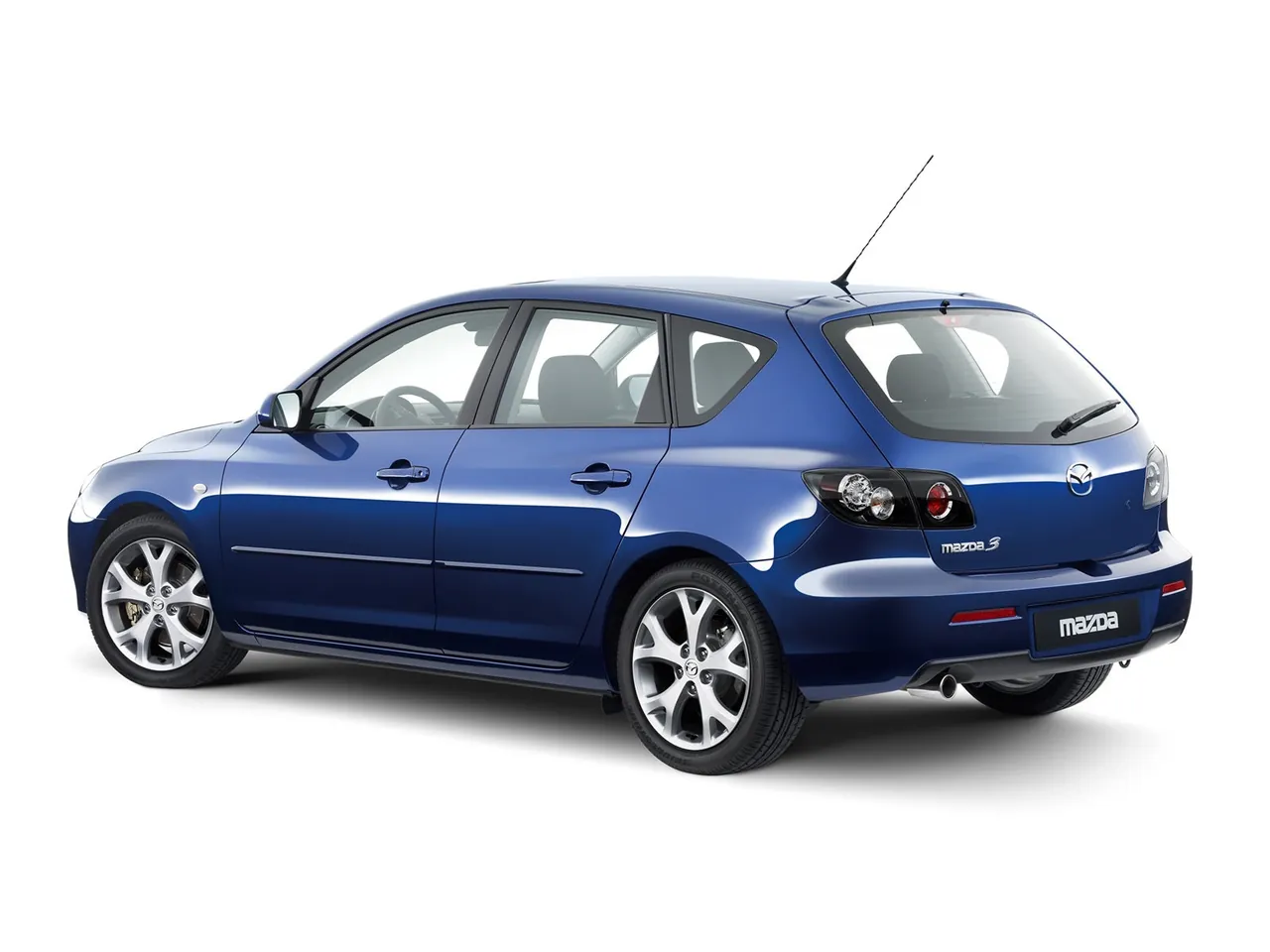 Mazda 3 Facelift (2006) – zadní tříčtvrteční pohled