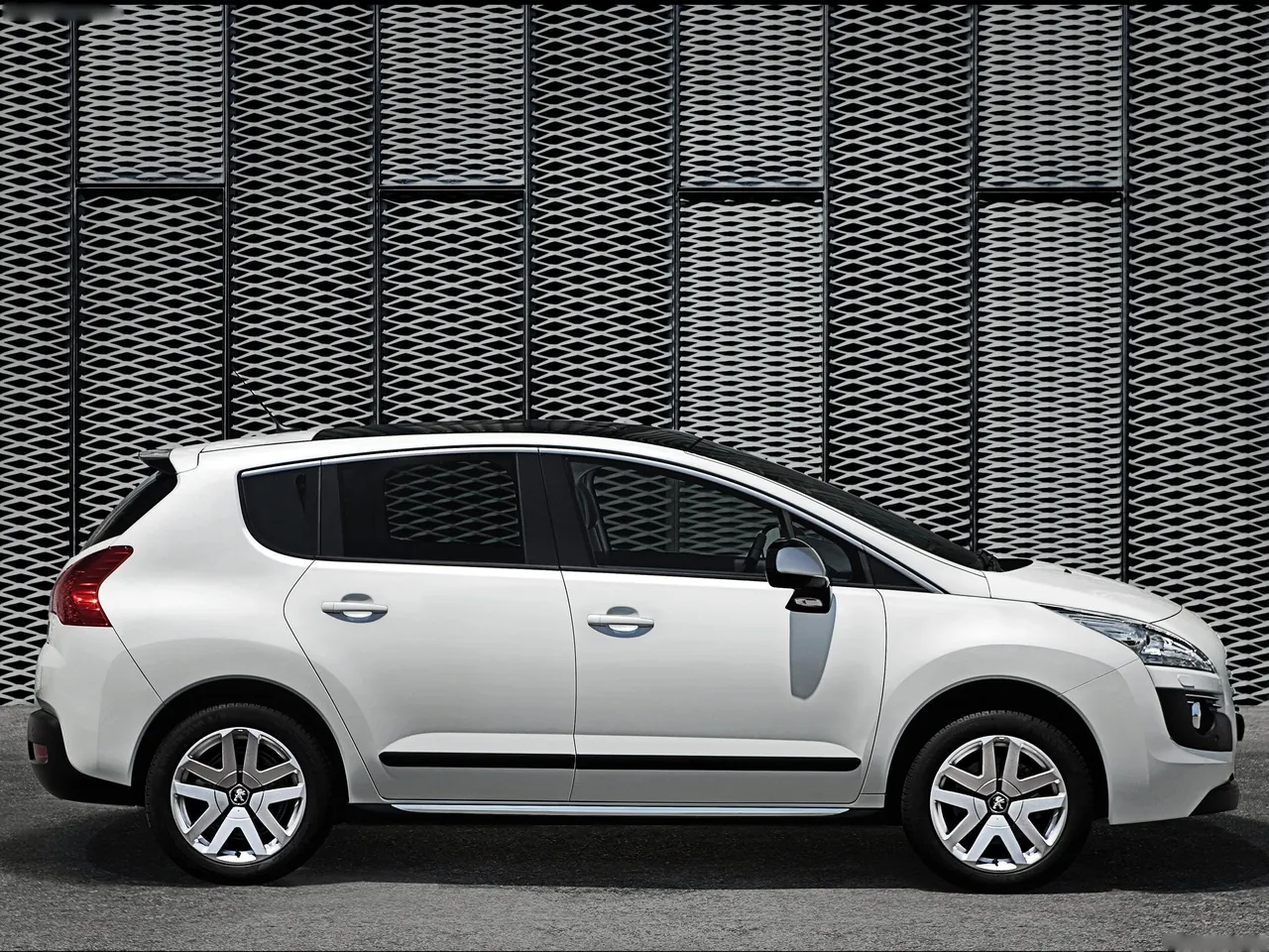 Peugeot 3008 HYbrid4 (2012) - Side Profile