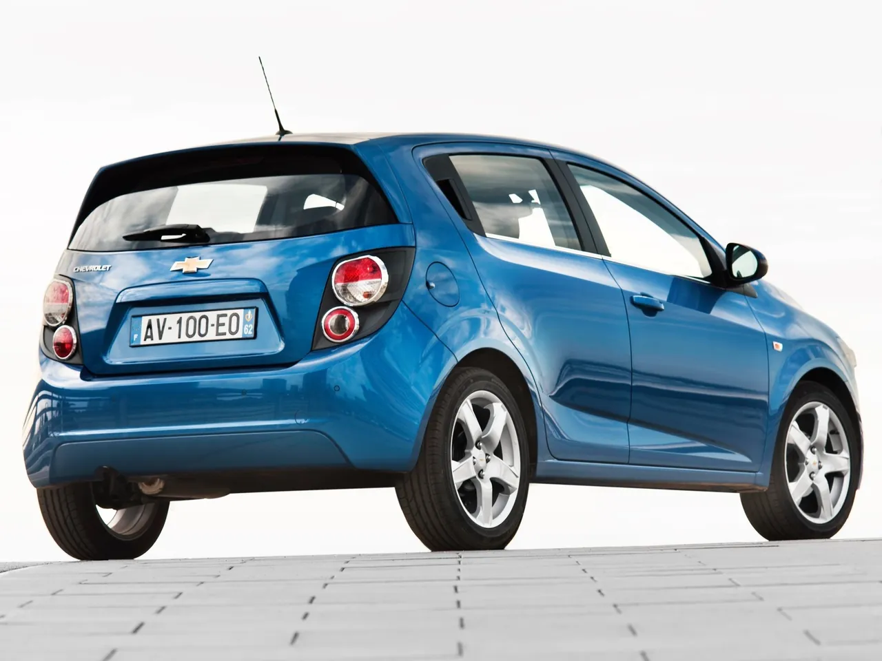 Chevrolet Aveo (2011) – zadní tříčtvrteční pohled
