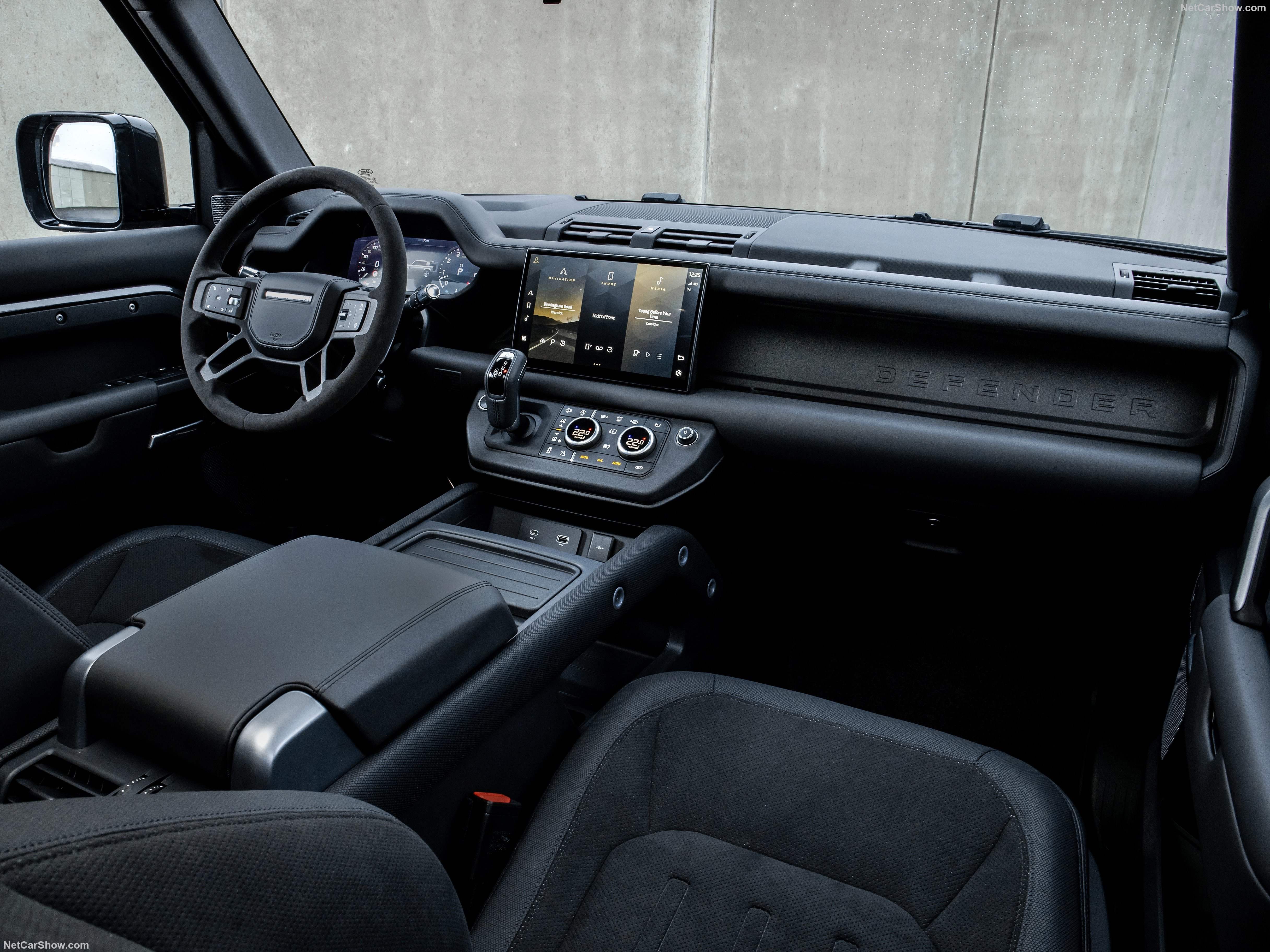Land Rover Defender V8 (2022) – interiér