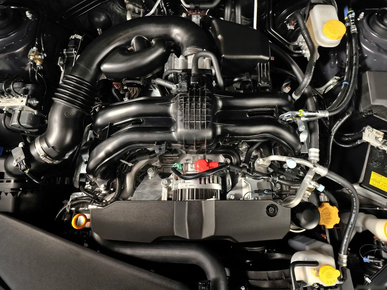 Subaru Impreza (2012) – motorový prostor
