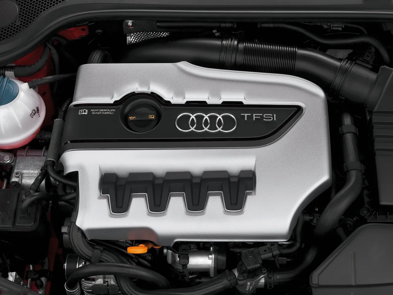 Audi TTS Roadster (2009) – motorový prostor