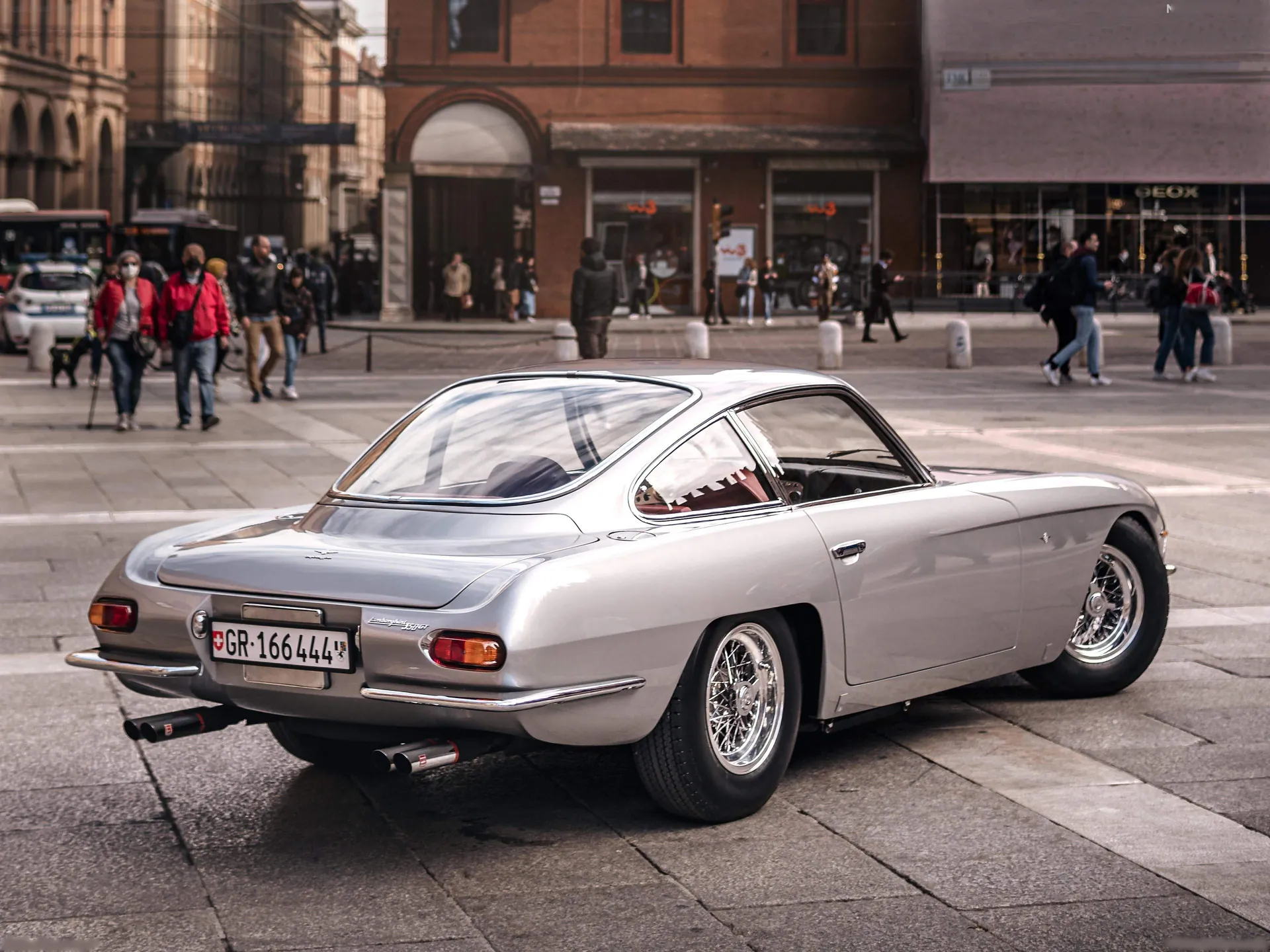 Lamborghini 350 GT (1964) – zadní tříčtvrteční pohled