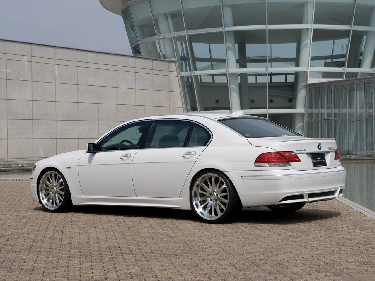 Wald BMW 7-Series (2005) – zadní tříčtvrteční pohled