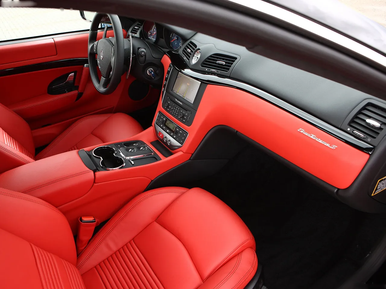 Maserati GranTurismo S (2009) – interiér