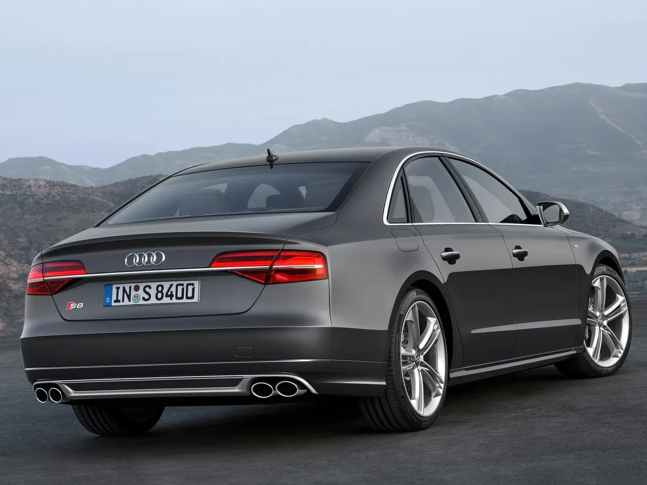 Audi S8 (2014) – zadní tříčtvrteční pohled