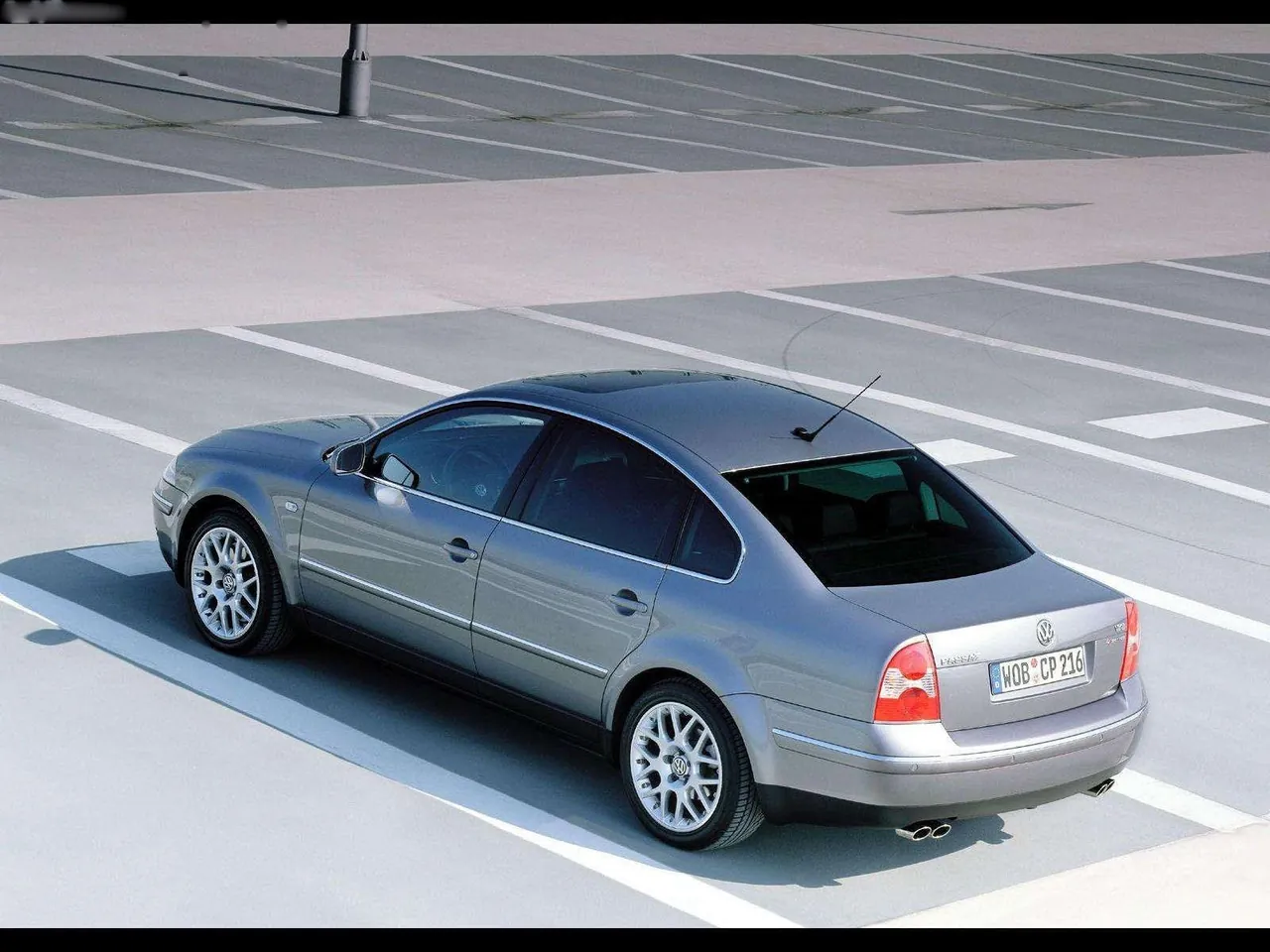 Volkswagen Passat W8 (2001) - Rear Three-Quarter