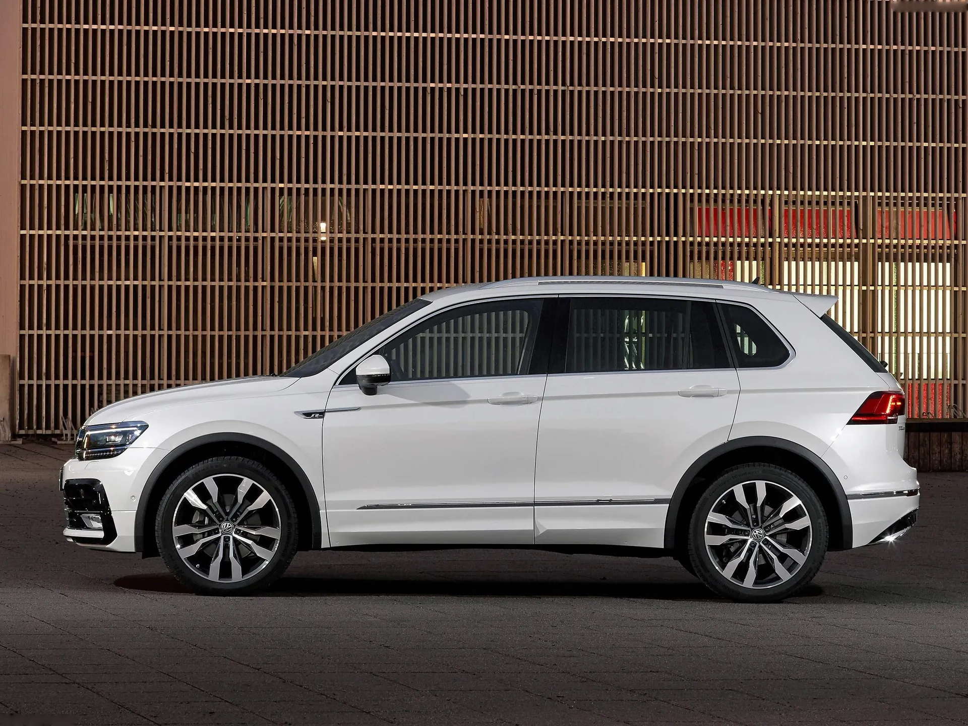Volkswagen Tiguan (2017) – boční profil