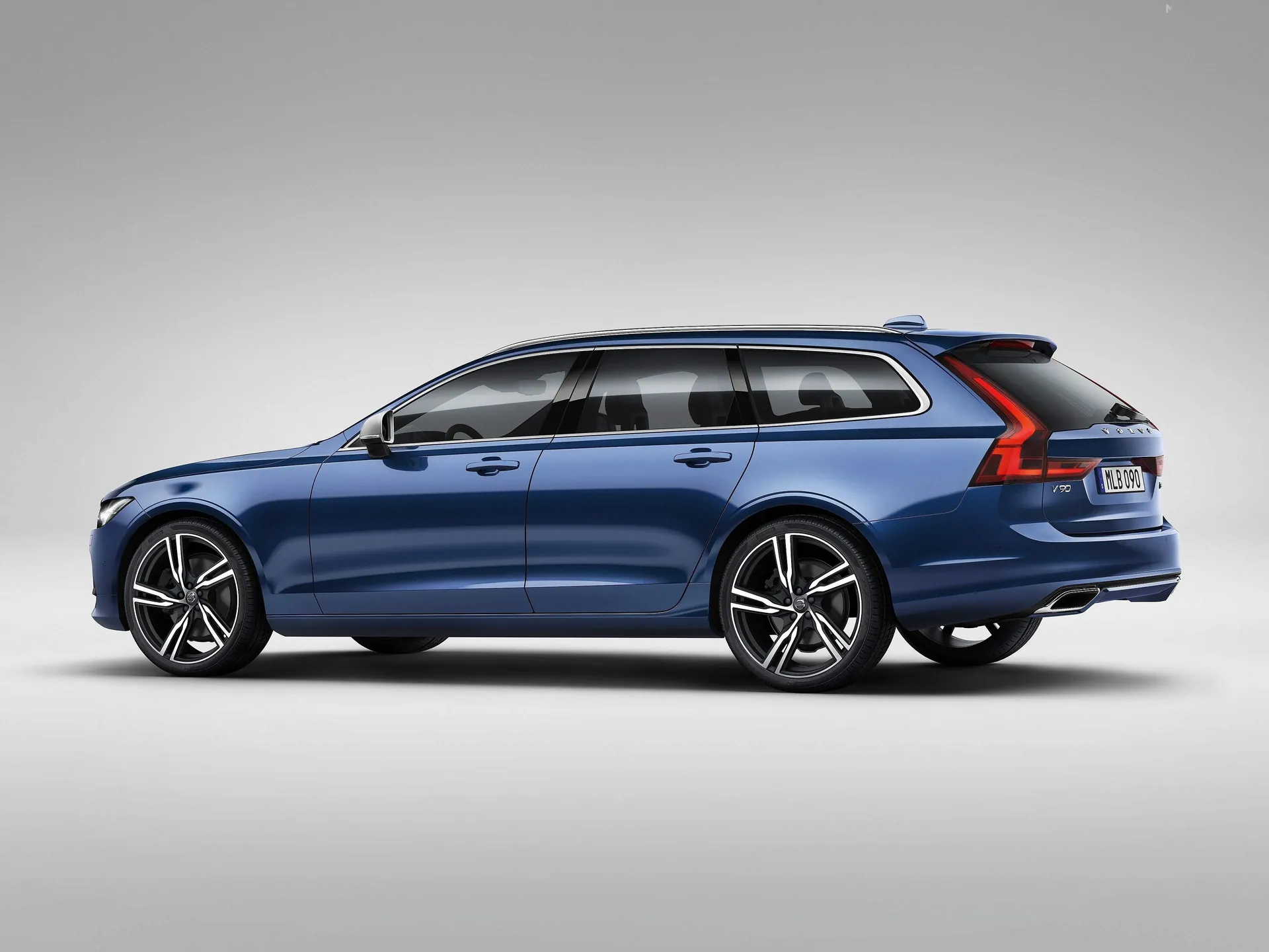 Volvo V90 R-Design (2017) – zadní tříčtvrteční pohled