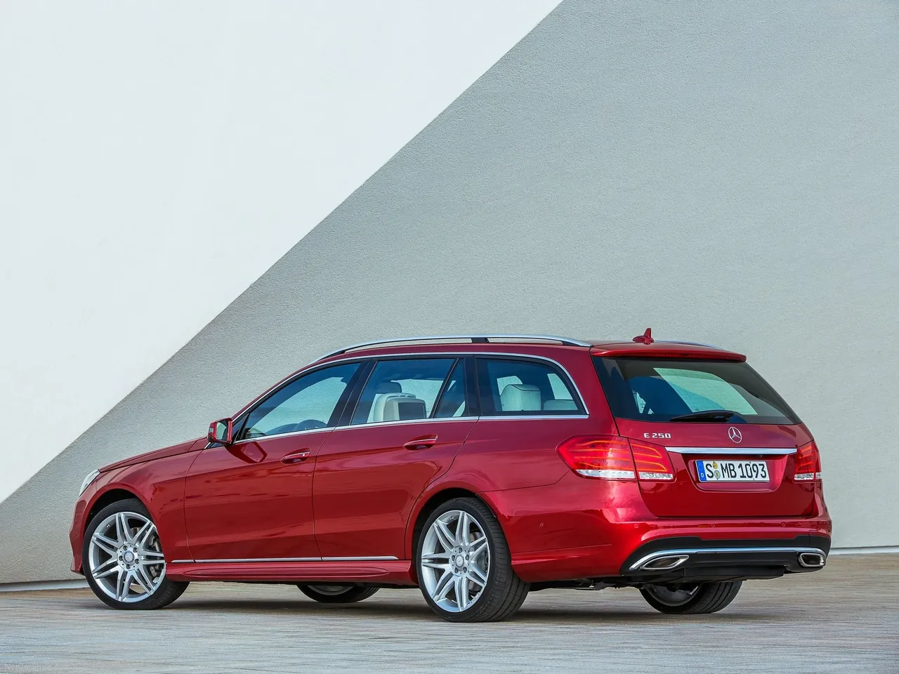 Mercedes-Benz E-Class Estate (2014) – zadní tříčtvrteční pohled