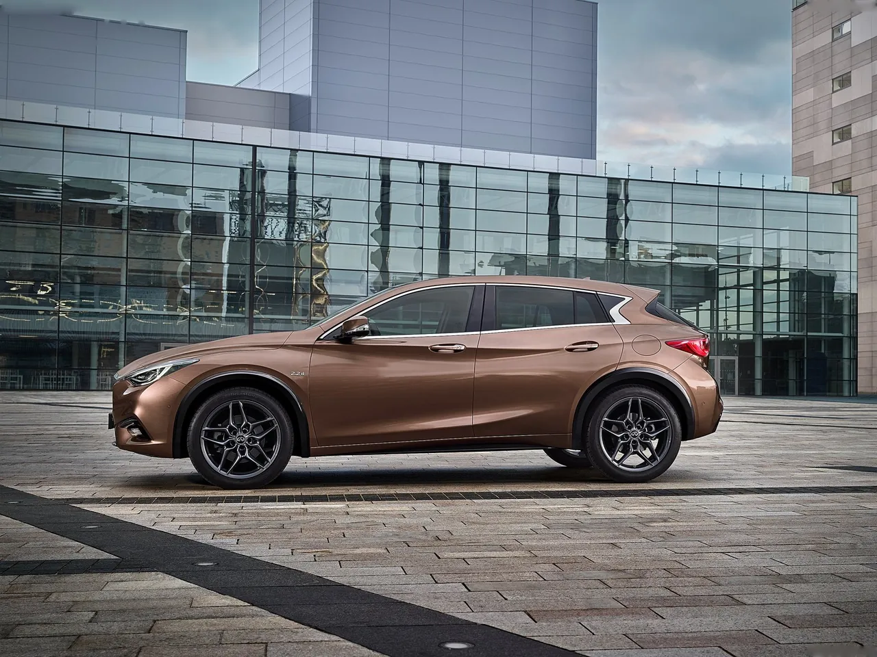 Infiniti Q30 (2016) – boční profil
