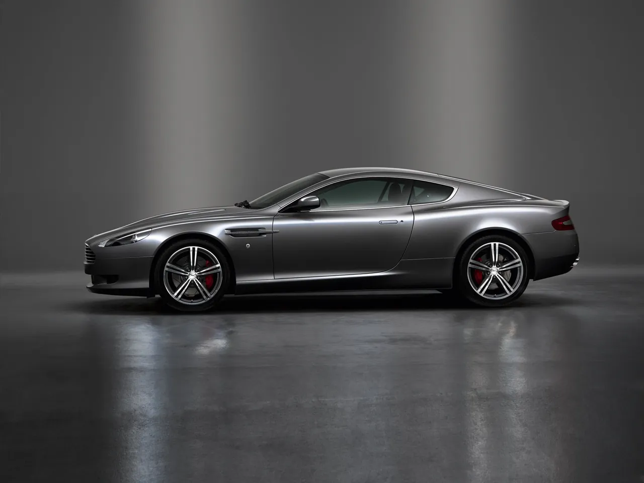 Aston Martin DB9 (2009) – boční profil