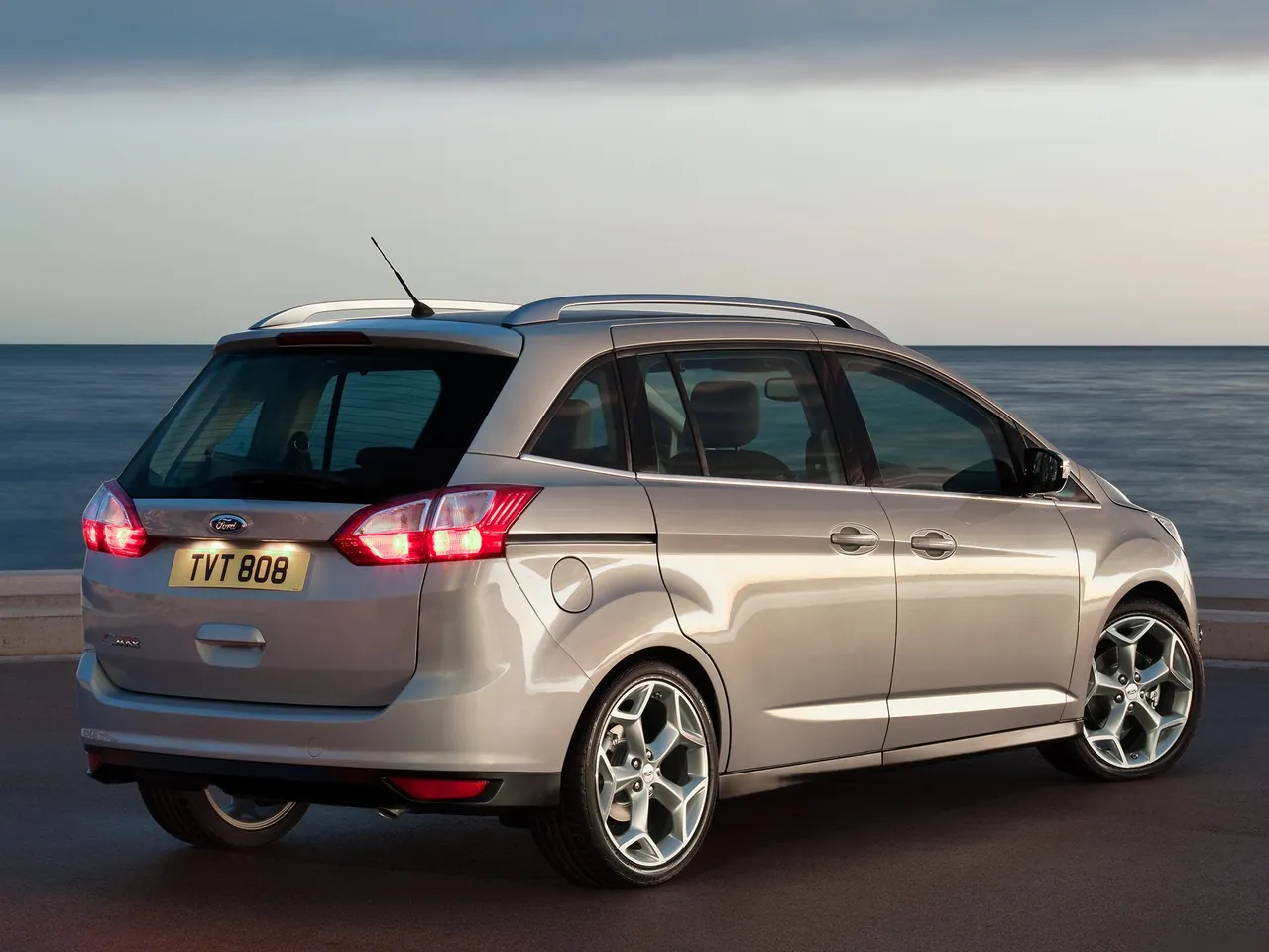 Ford Grand C-MAX (2011) – zadní tříčtvrteční pohled