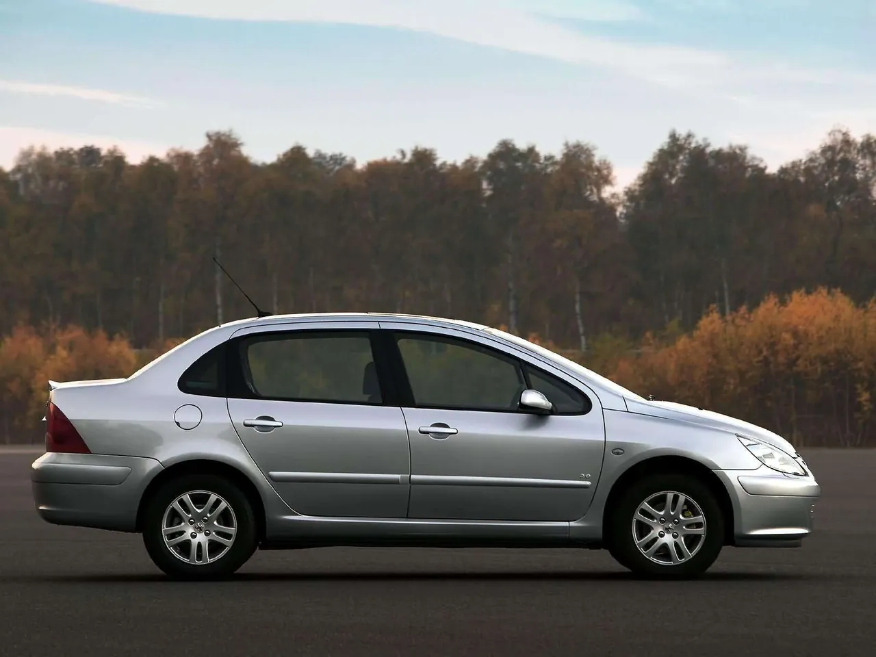 Peugeot 307 Sedan 2.0 (2004) – boční profil