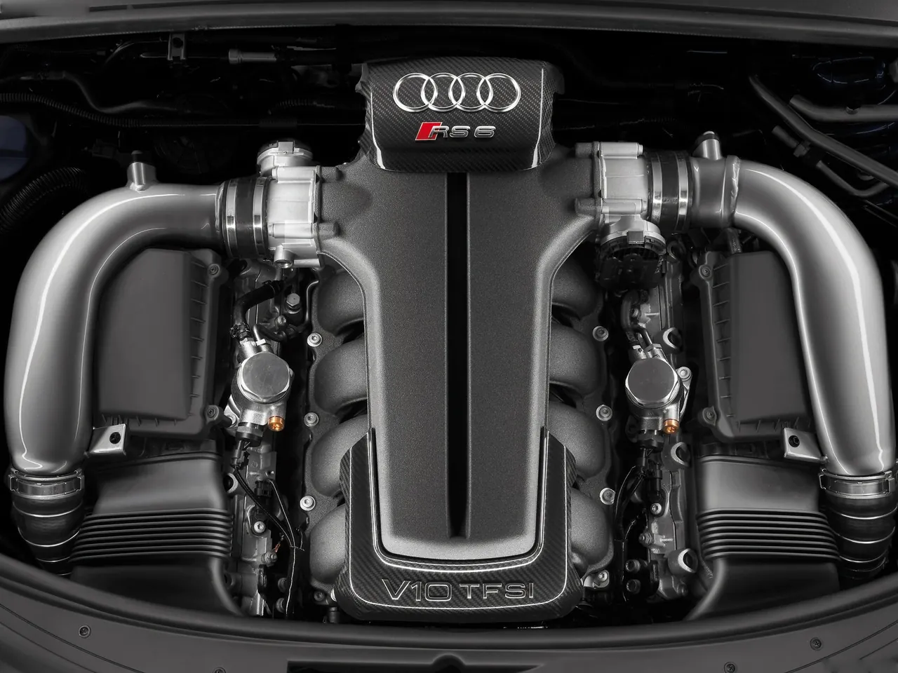 Audi RS6 Avant (2008) – motorový prostor