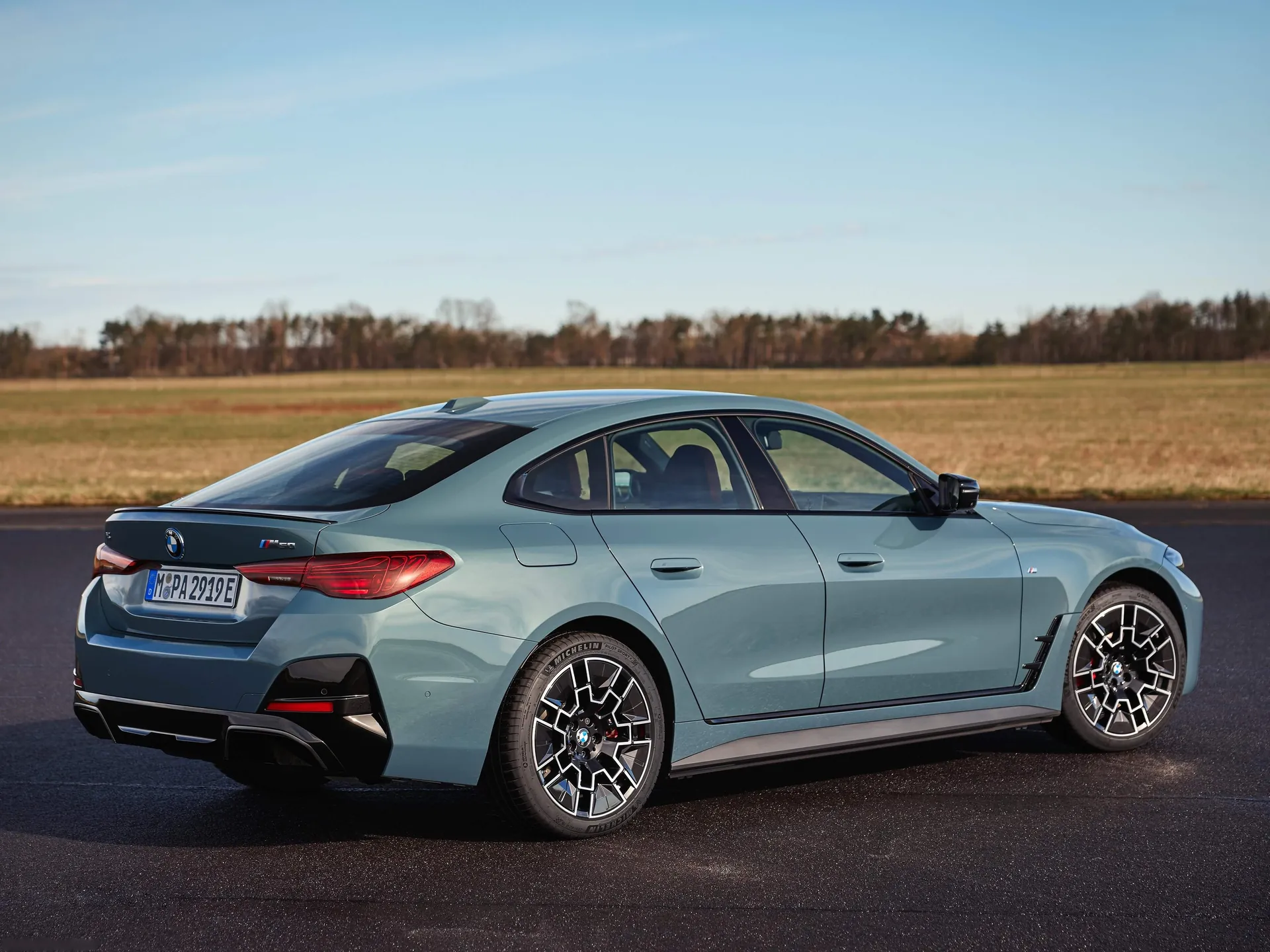 BMW i4 M50 xDrive (2025) – zadní tříčtvrteční pohled