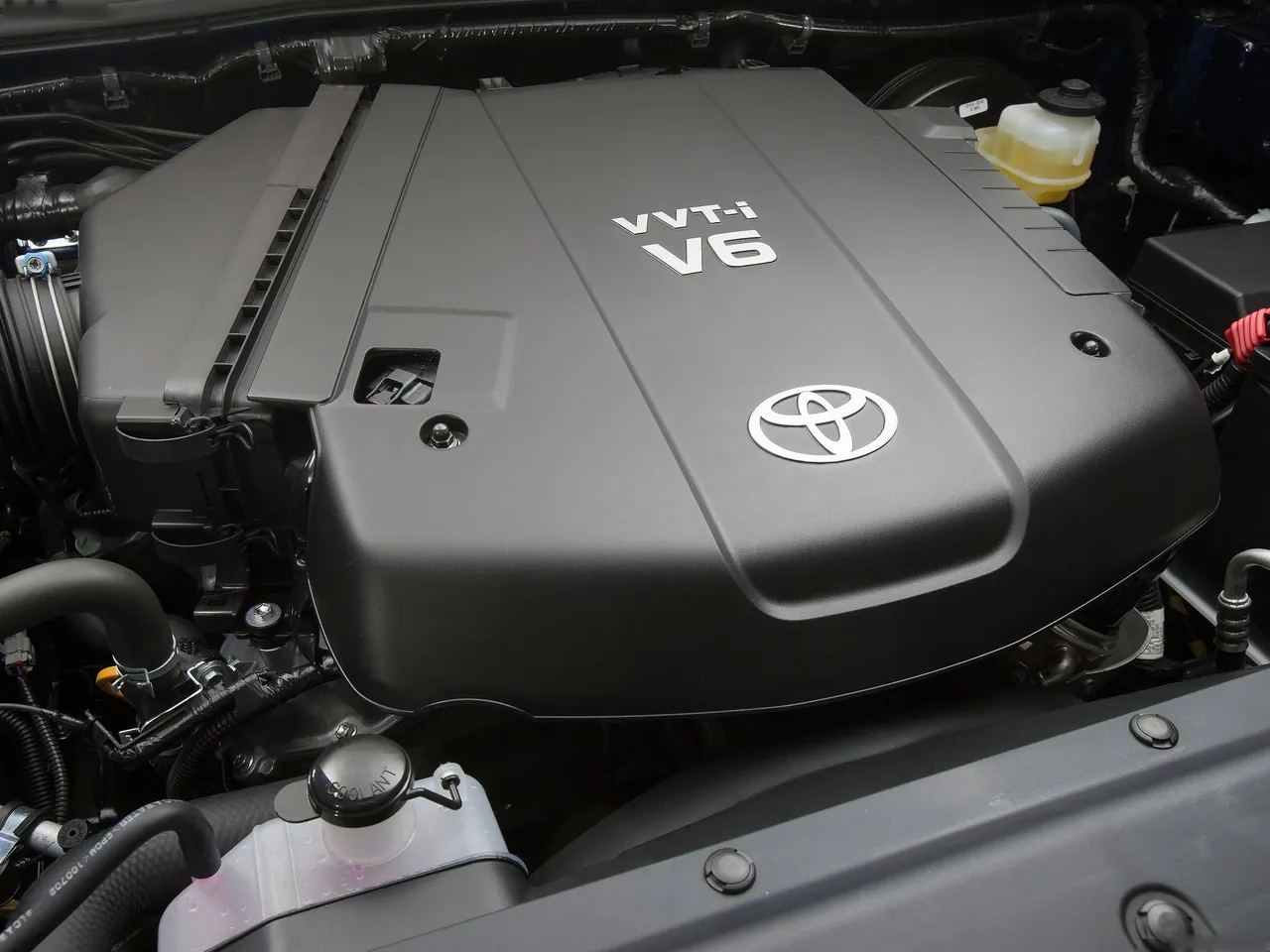 Toyota Tacoma (2012) – motorový prostor