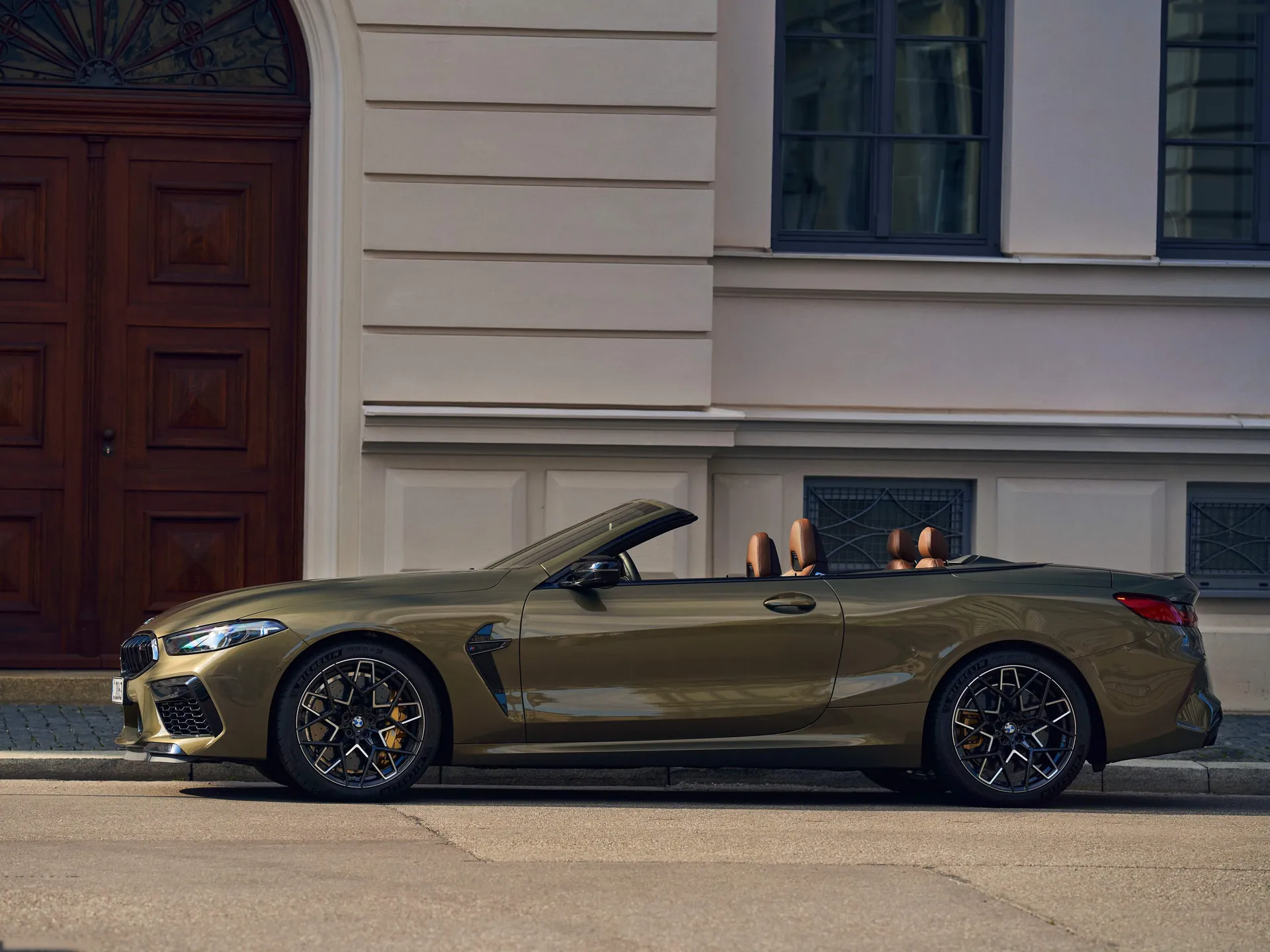 BMW M8 Competition Convertible (2023) – boční profil