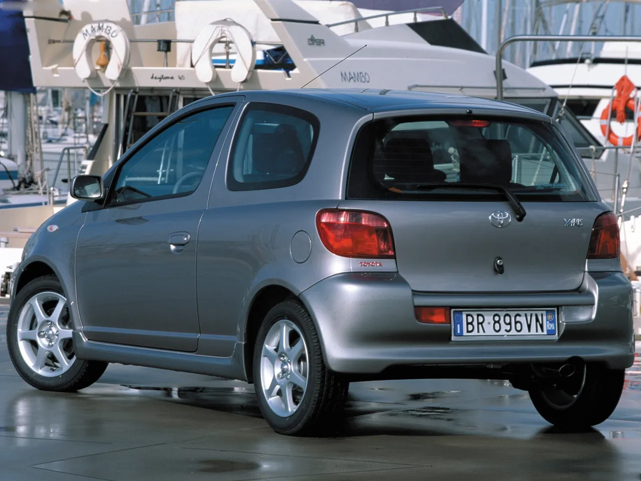 Toyota Yaris T Sport (2001) – zadní tříčtvrteční pohled