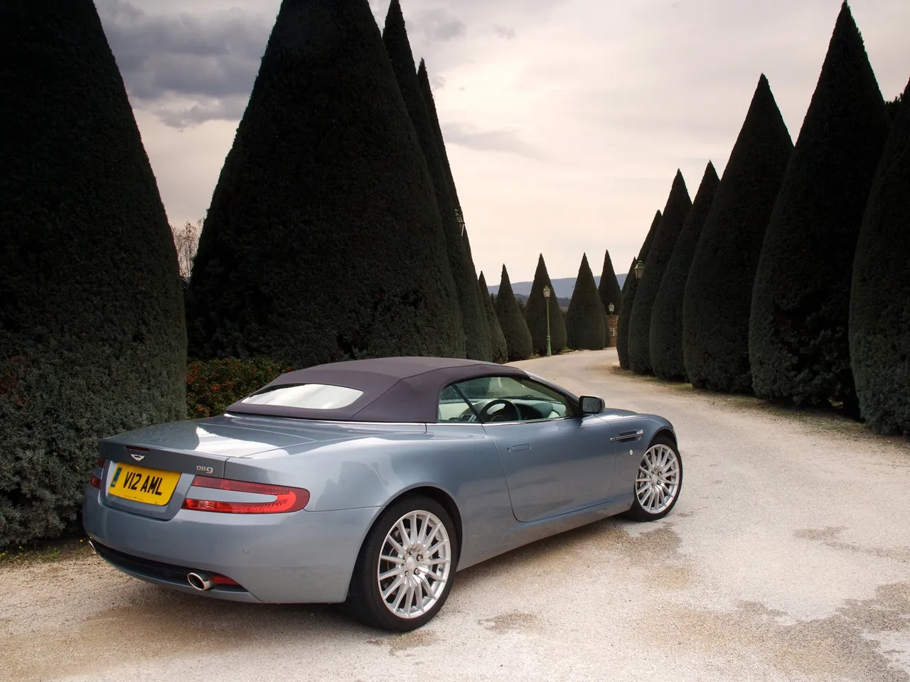 Aston Martin DB9 Volante (2007) – zadní tříčtvrteční pohled