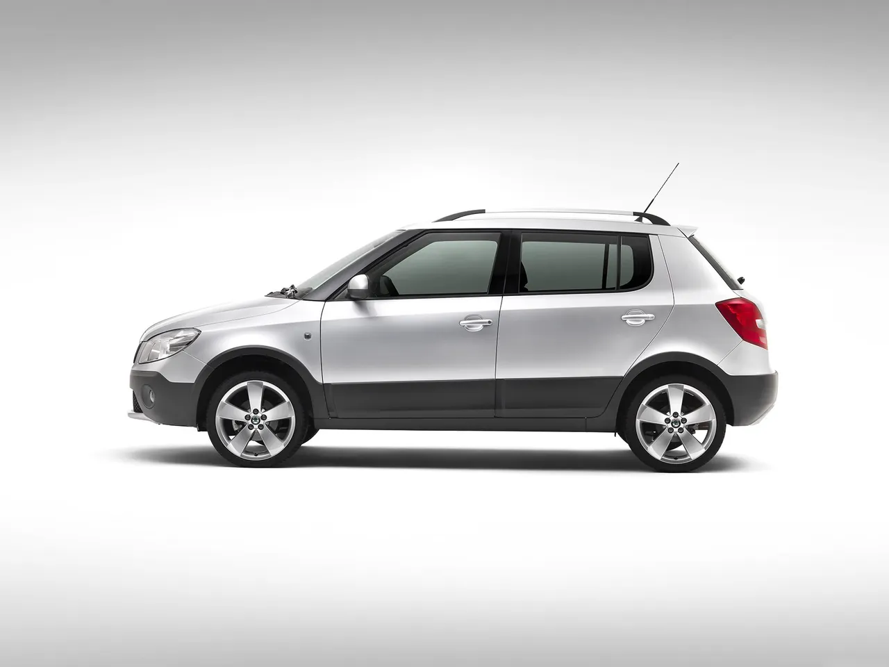 Skoda Fabia Scout (2011) – boční profil