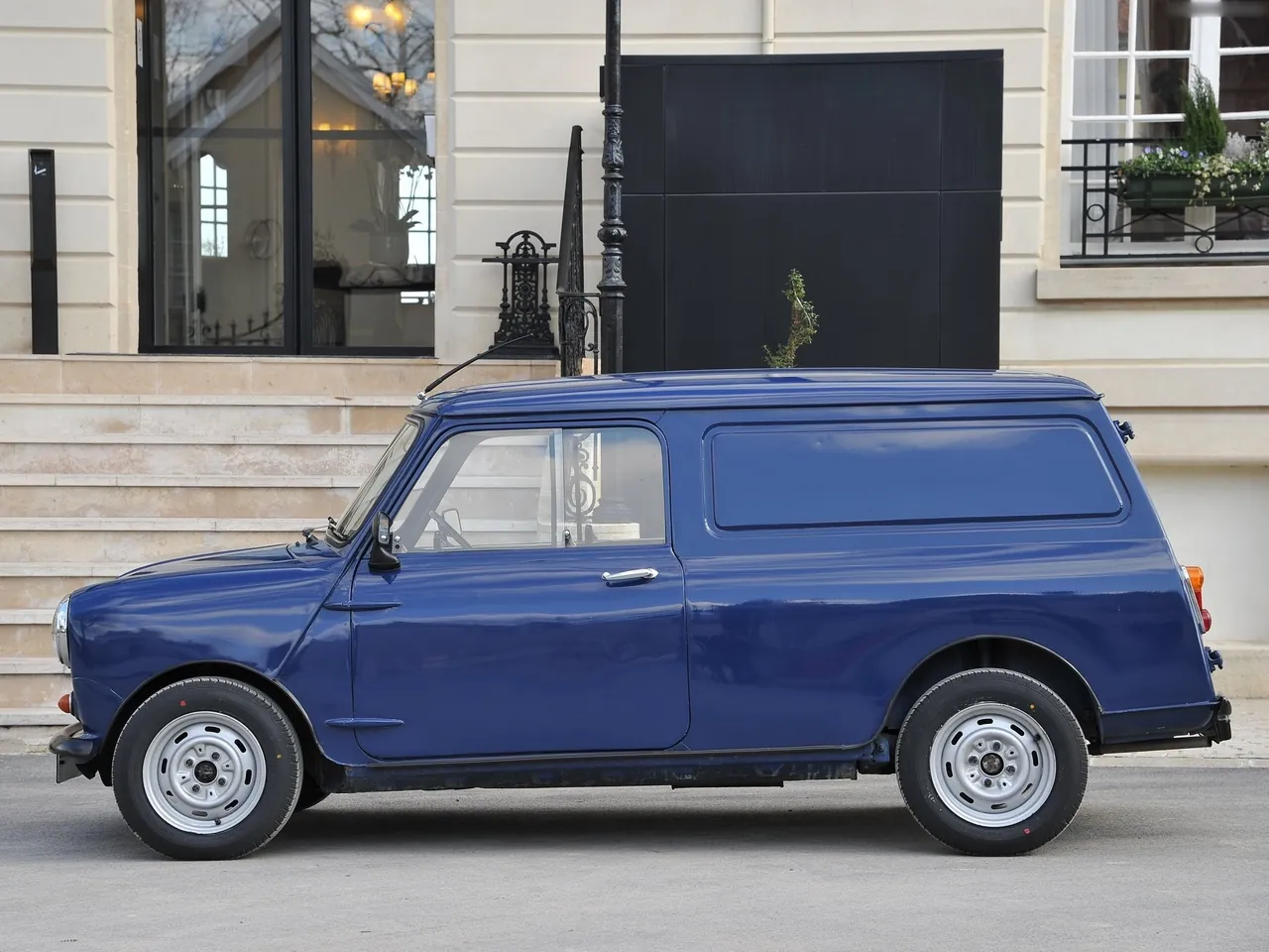 Mini Van (1982) – boční profil