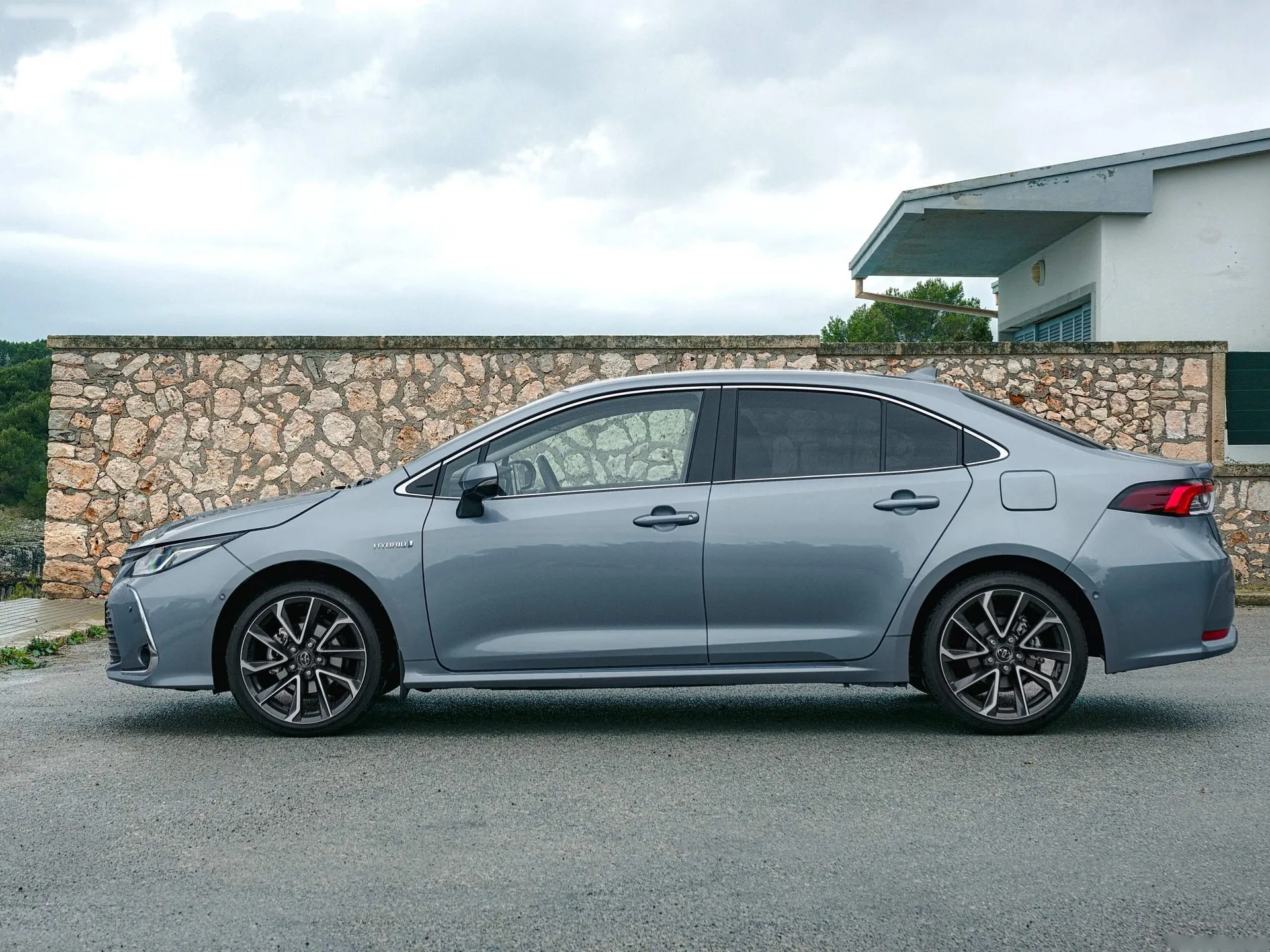 Toyota Corolla Sedan [EU] (2019) – boční profil