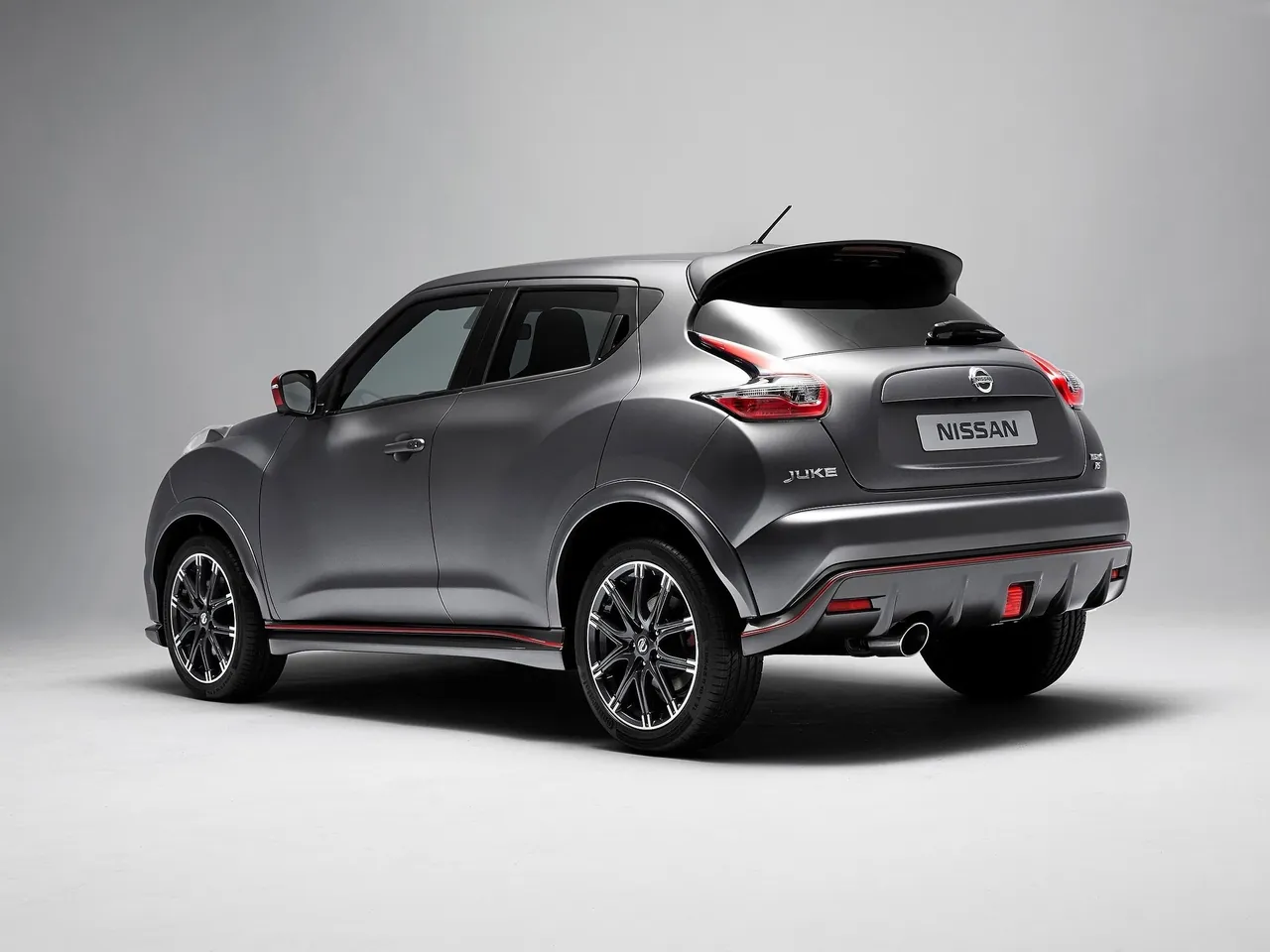 Nissan Juke Nismo RS (2015) – zadní tříčtvrteční pohled