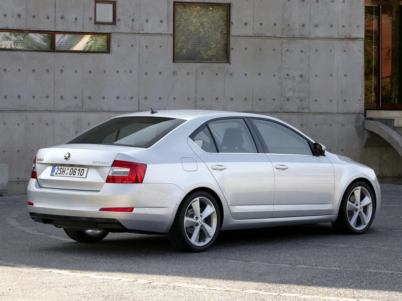 Skoda Octavia (2013) – zadní tříčtvrteční pohled