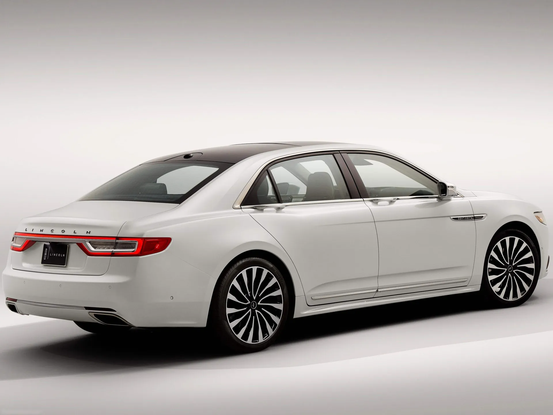 Lincoln Continental (2017) – zadní tříčtvrteční pohled