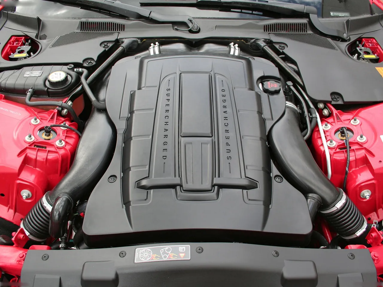 Jaguar XKR (2007) – motorový prostor