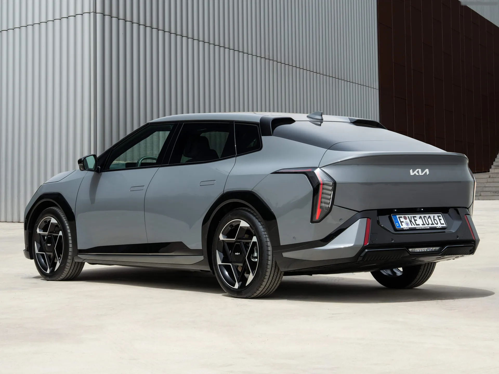 Kia EV4 Fastback [EU] (2026) – zadní tříčtvrteční pohled