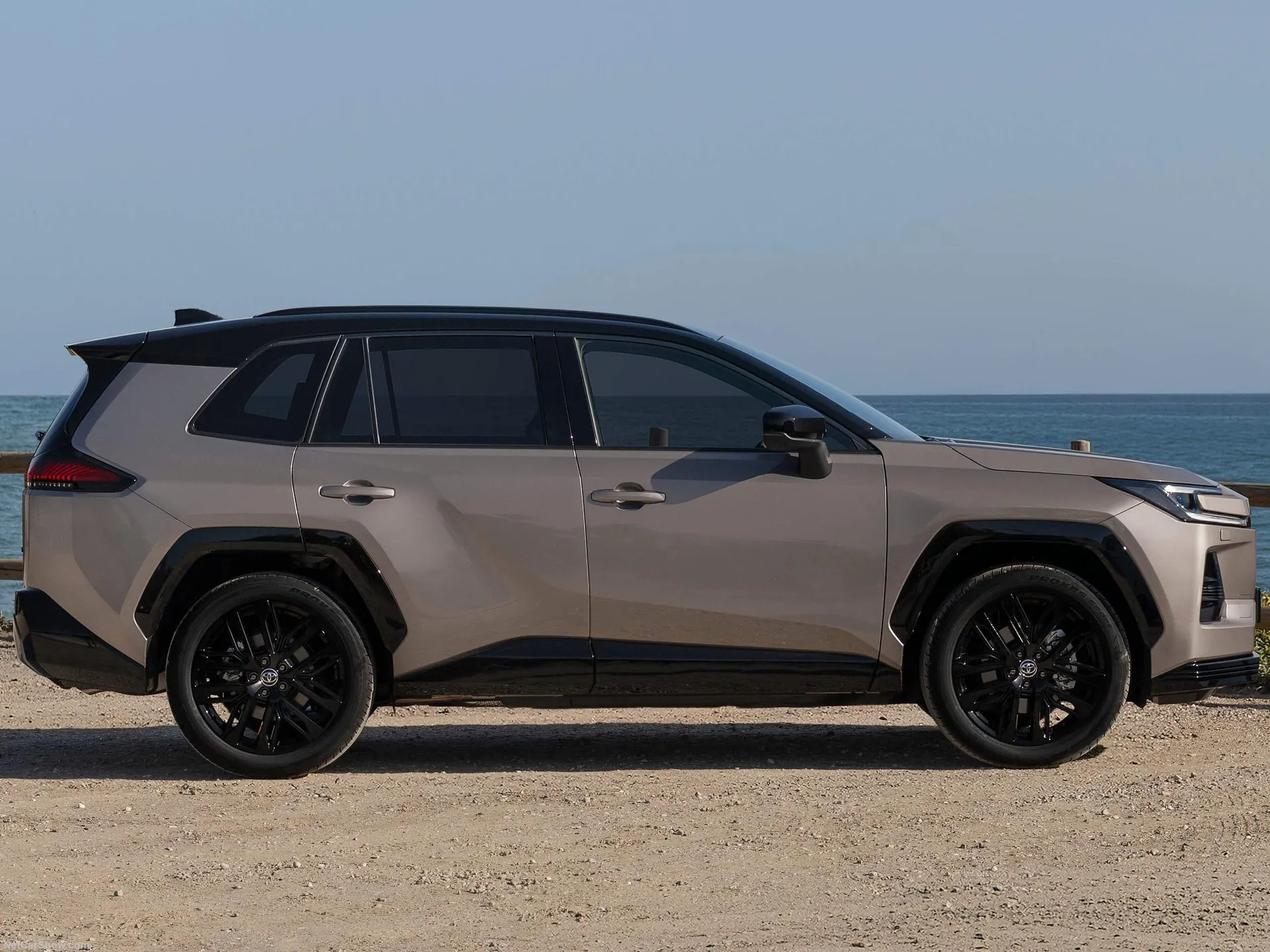 Toyota RAV4 (2026) – boční profil