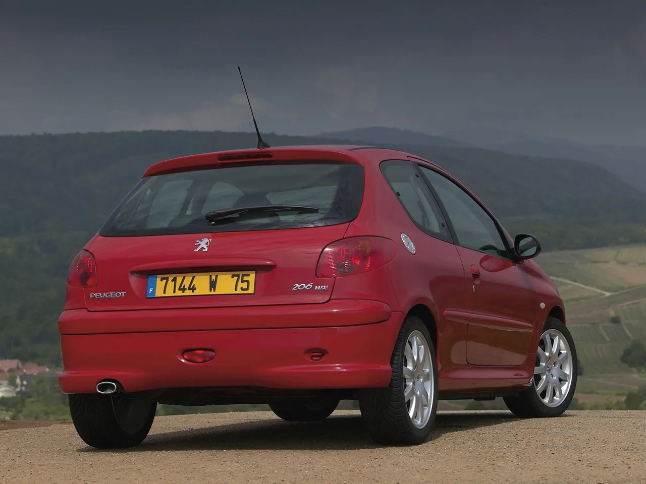 Peugeot 206 HDi (2004) – zadní tříčtvrteční pohled